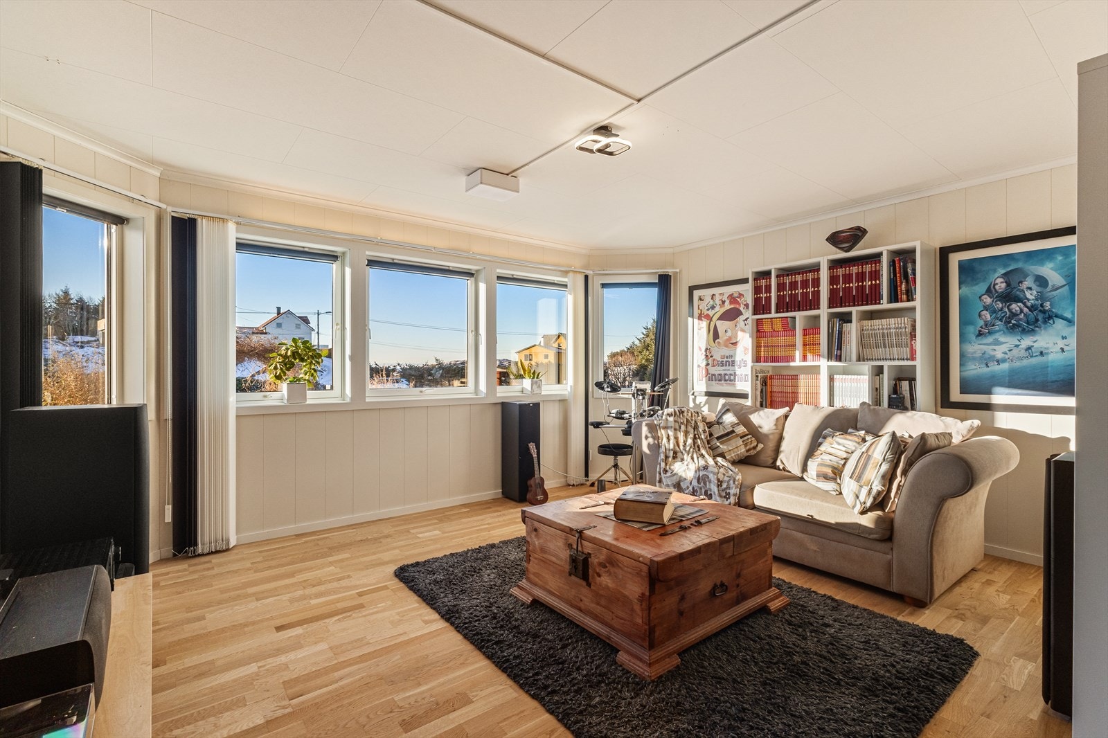 I tillegg til stue i 1. etasje er det en hyggelig stue i u.etasje som måler 22,6 m² som kan benyttes om lekerom, hjemmekontor eller avslapningsområde. Galleribilde