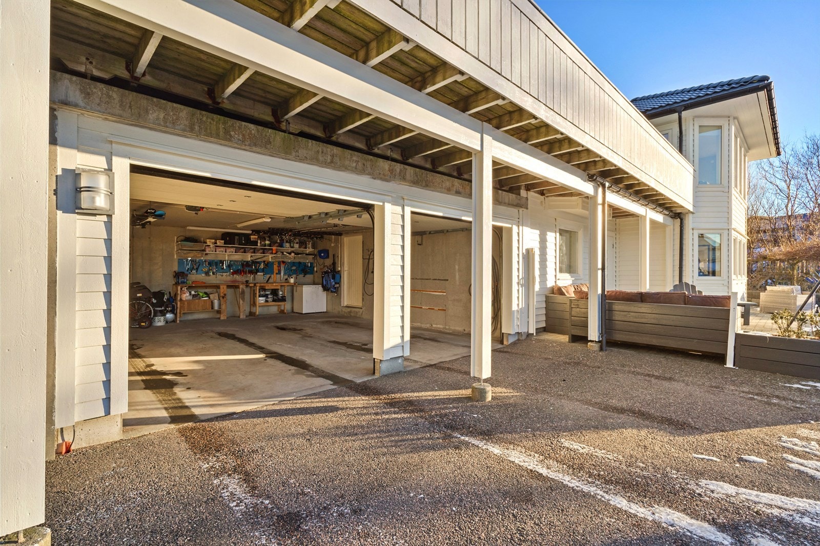 Dobbelgarasje med to porter Galleribilde