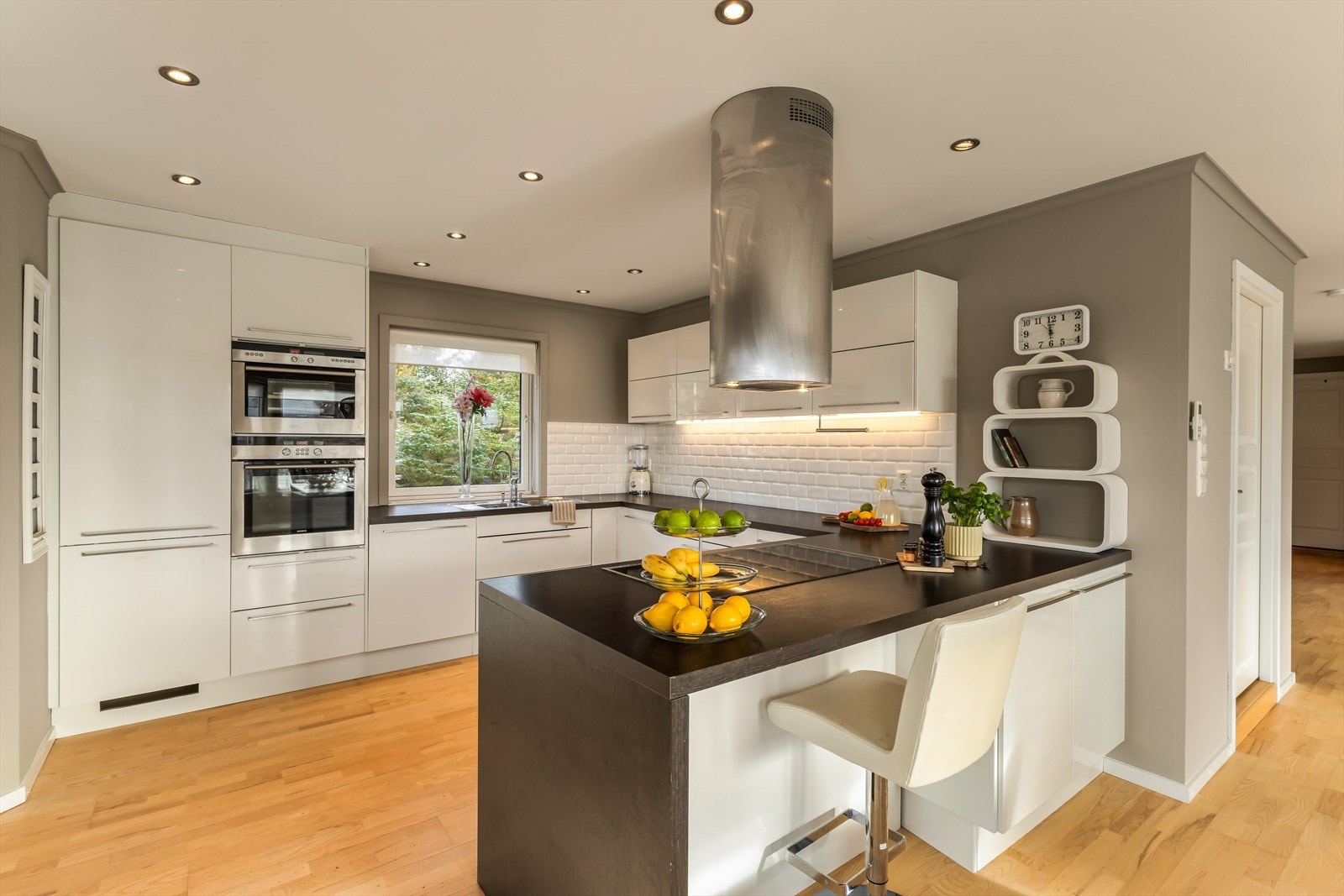 Kjøkkeninnredningen fra kvalitetsleverandøren Sigdal har en tidløs utførelse med slette fronter og laminert benkeplate. Galleribilde