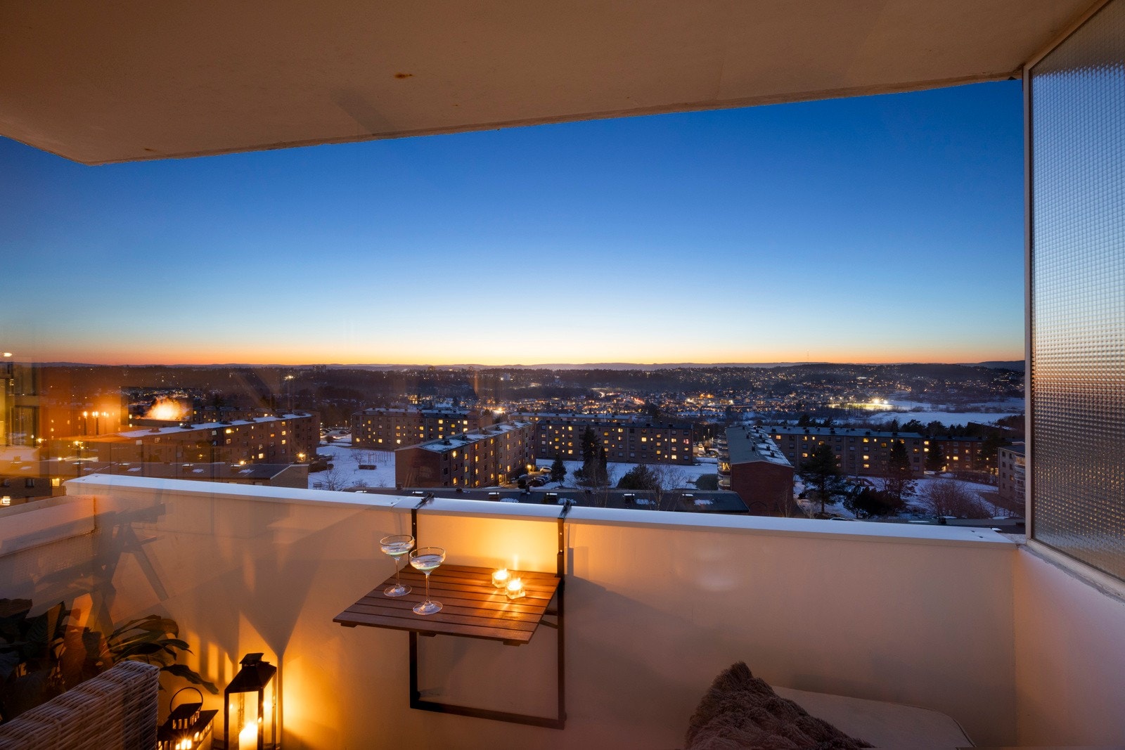 Fra balkongen er det flott utsikt, morgen som kveld. Galleribilde