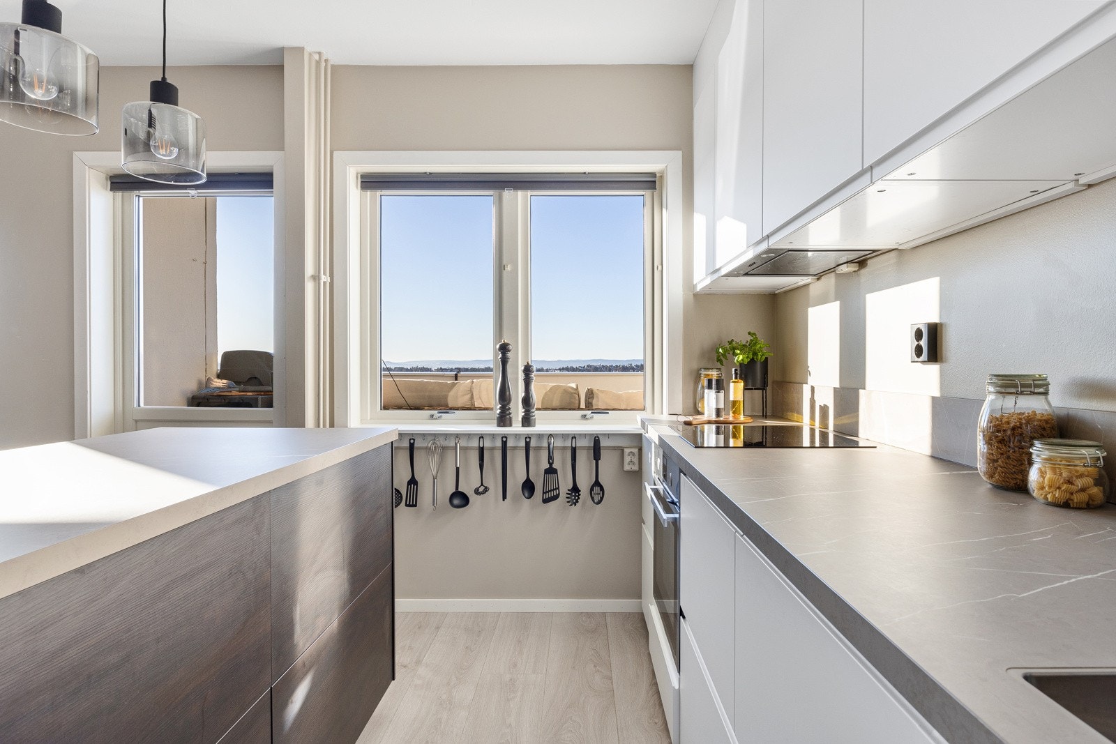 Kjøkkenet har integrerte hvitevarer. Galleribilde