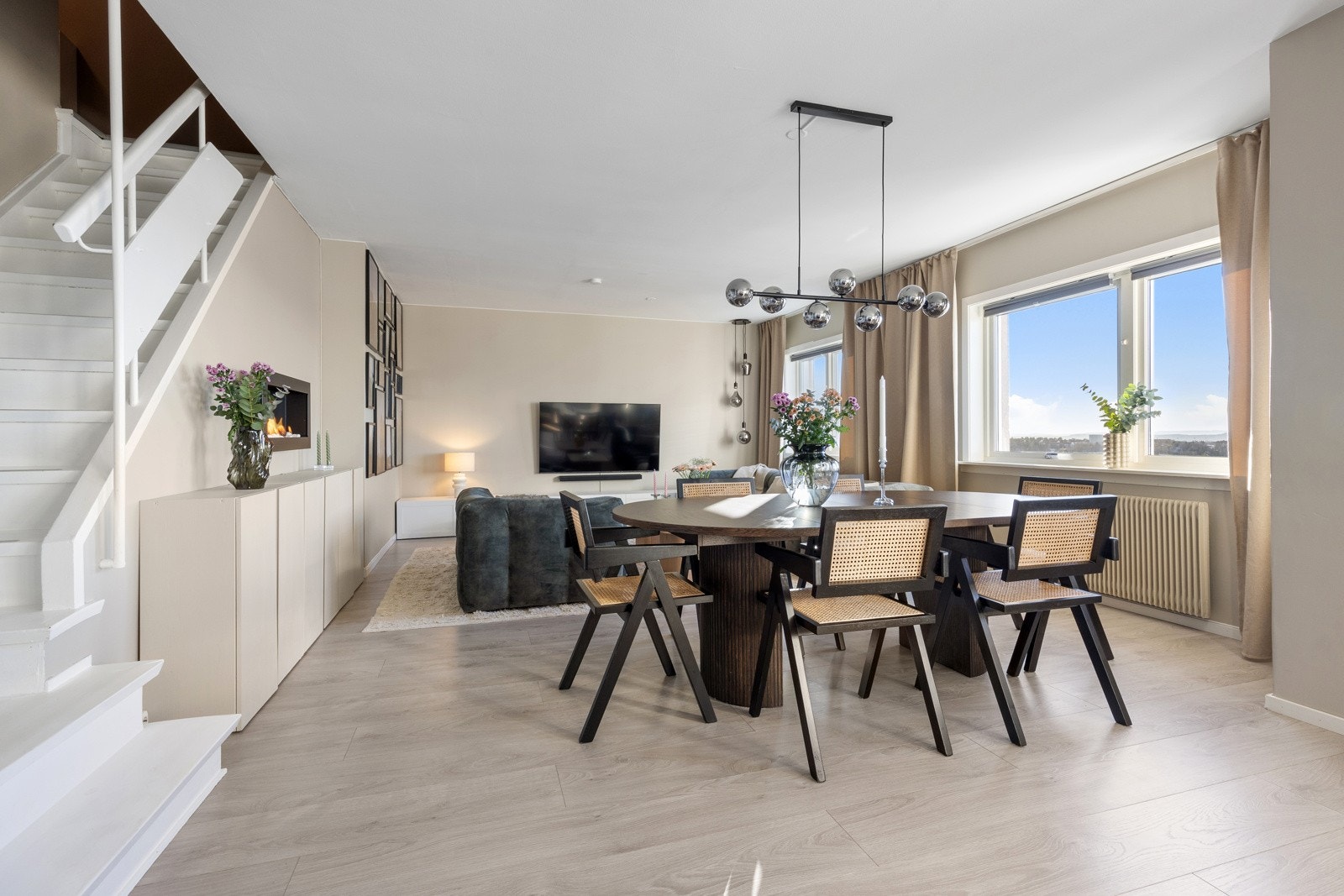 Det er store vindusflater som slipper inn rikelig med naturlig lys, og skaper en luftig og god romfølelse. Galleribilde