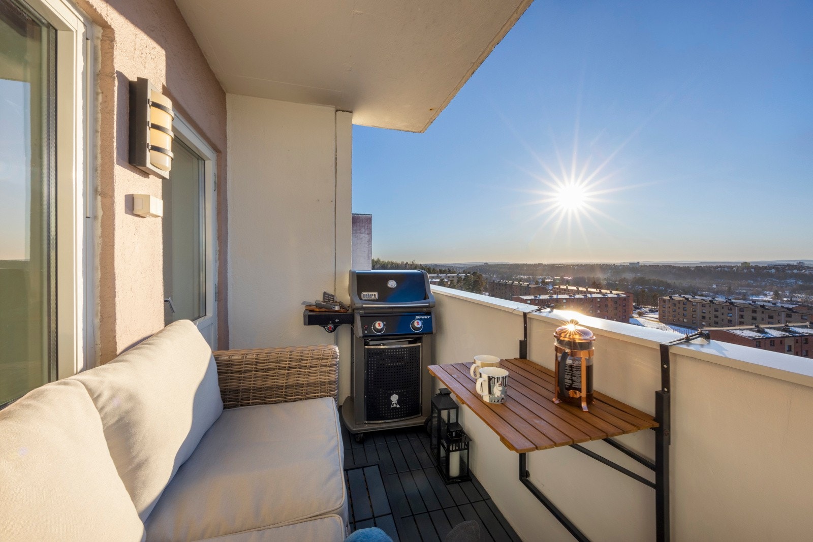 Fra stuen er det utgang til en fin, vestvendt balkong på ca. 5 kvm. Galleribilde