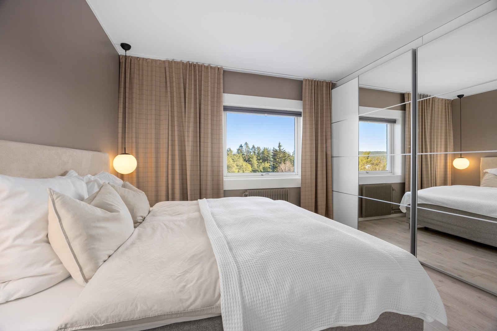 Soverommene vender mot fredelige omgivelser i marka. Galleribilde