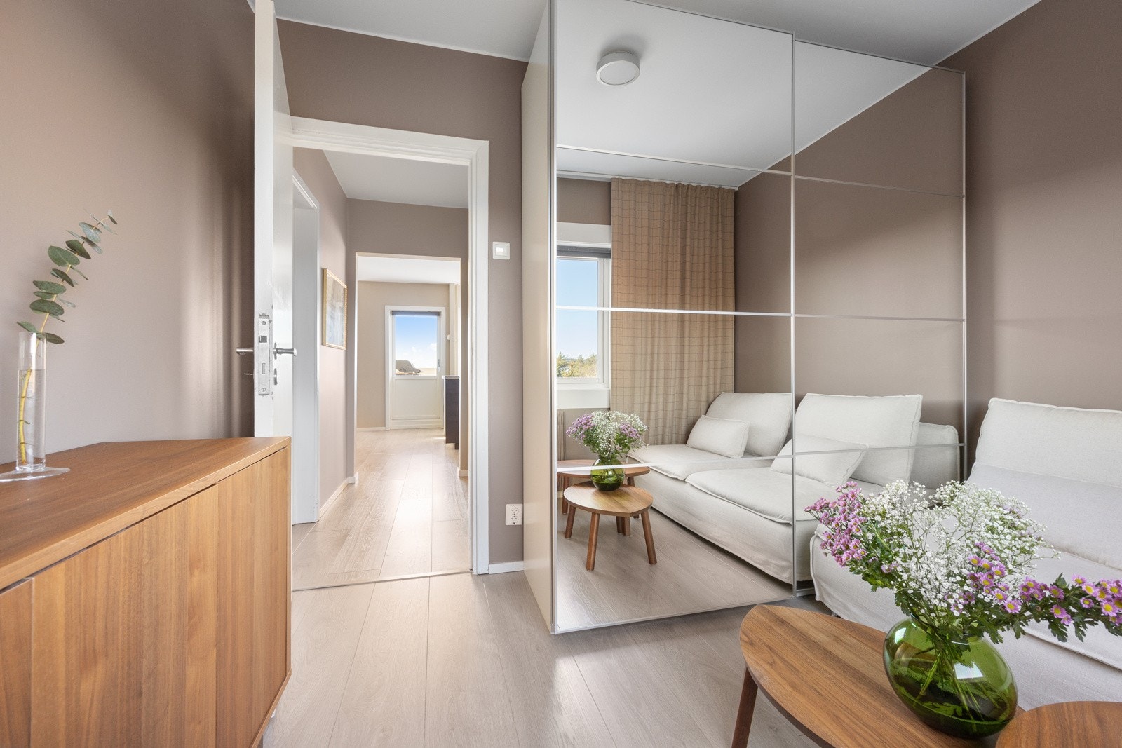 Egner seg ypperlig for et andre soverom, gjesteværelse, barnerom eller hjemmekontor. Rommet er innredet med en skyvedørsgarderobe. Galleribilde