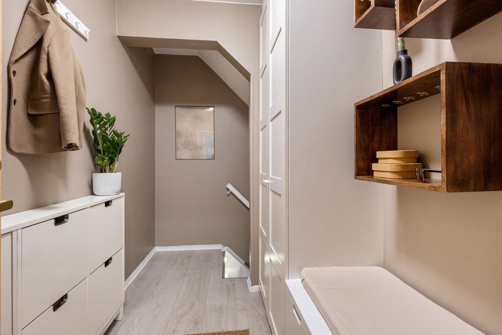 Hyggelig entré som gir et godt førsteinntrykk av leiligheten. Galleribilde