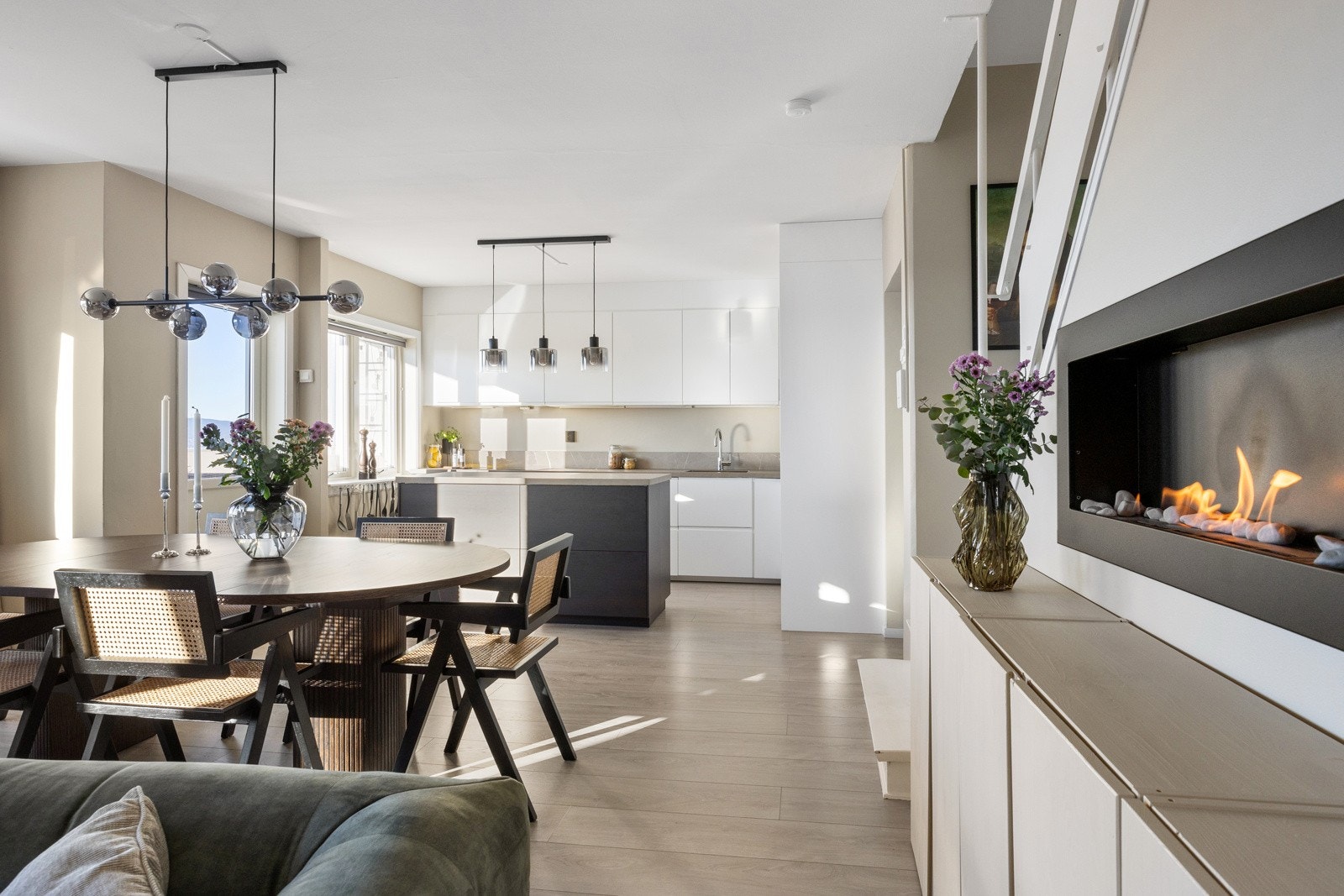Åpen løsning mellom stue og kjøkken - perfekt for sosiale sammenkomster. Galleribilde