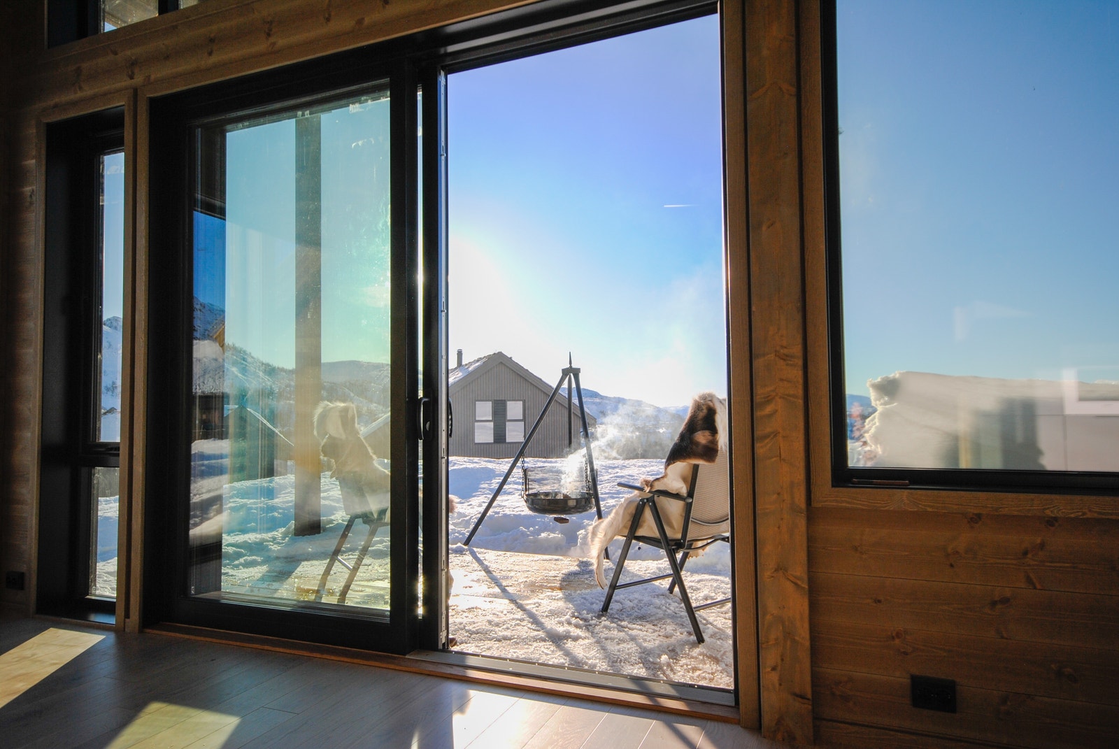 Stor skyvedør ut til delvis overbygd terrasse mot sør / vest. Galleribilde