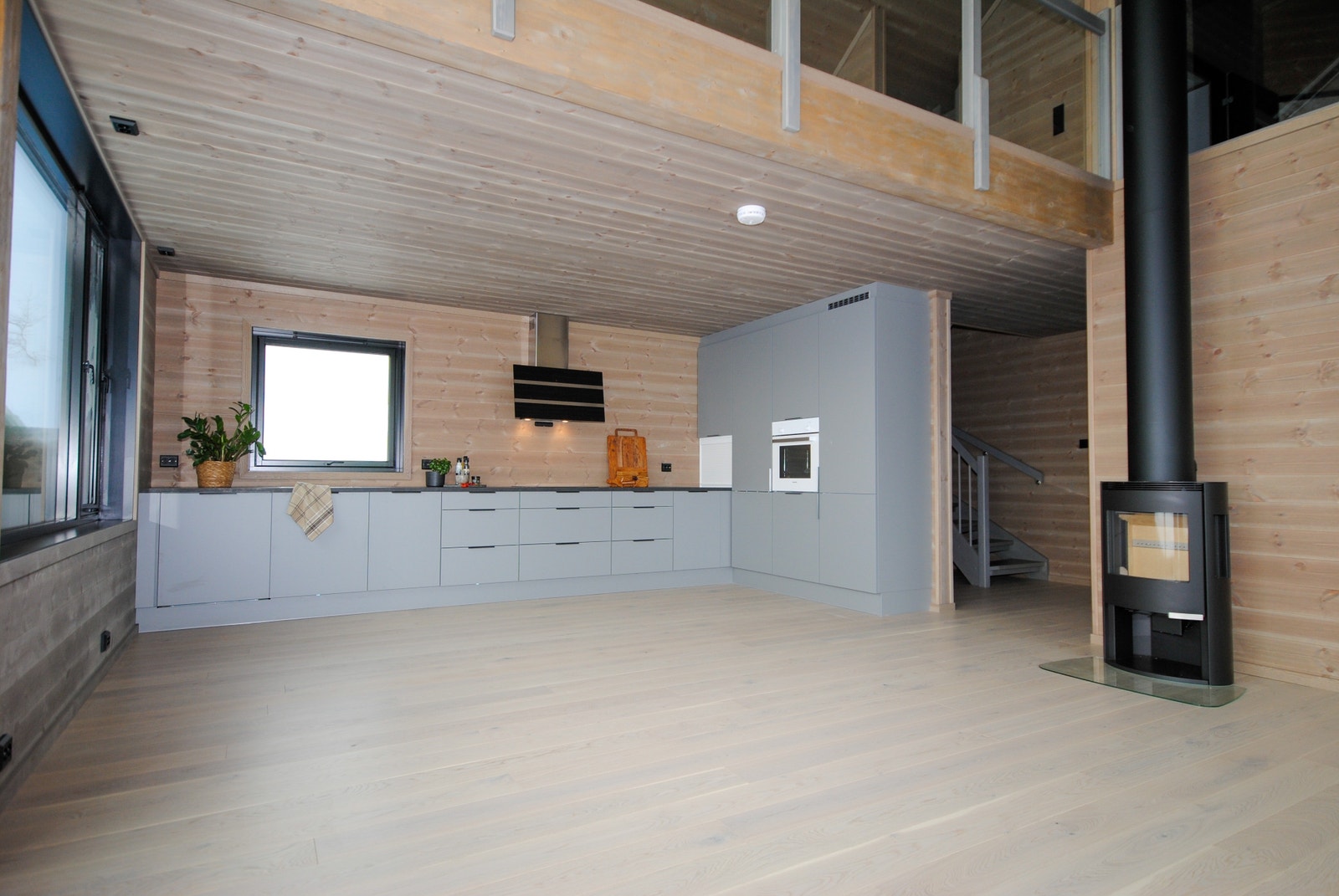 Leveres med JKE kjøkken i grå, sort eller hvit samt hvitevarer i sort. Ønsker du annen type kjøkkenløsning kan dette ordnes. Galleribilde