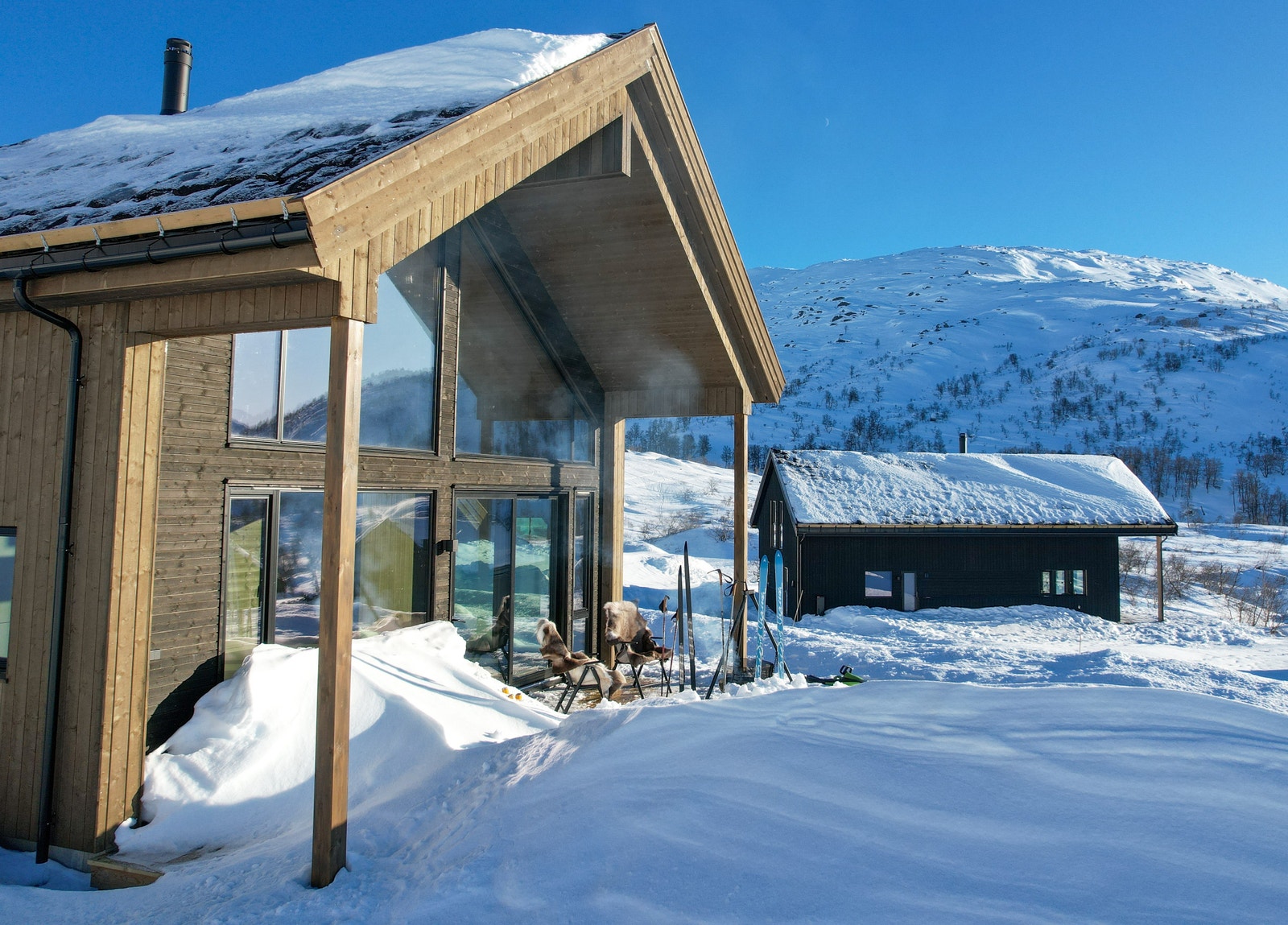 Fjellski og randonee-ski eldoradoet "Grubbå" i bakgrunnen Galleribilde