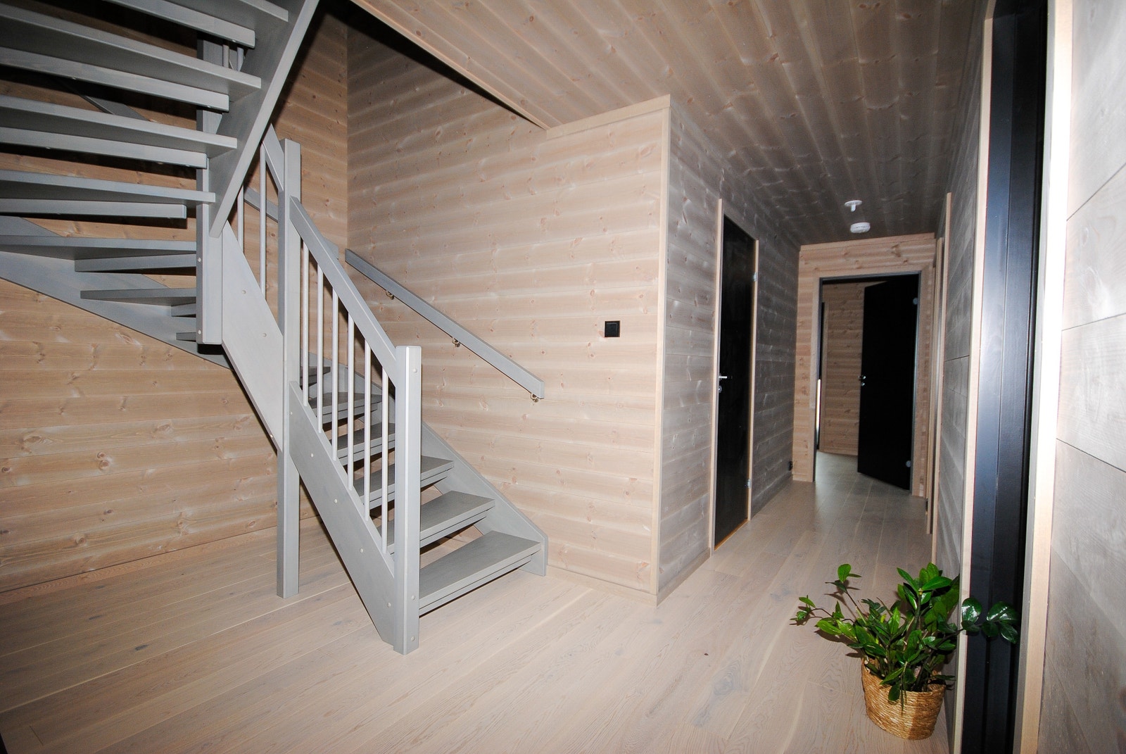 Drivved glattpanel i stue / kjøkken og gang Galleribilde