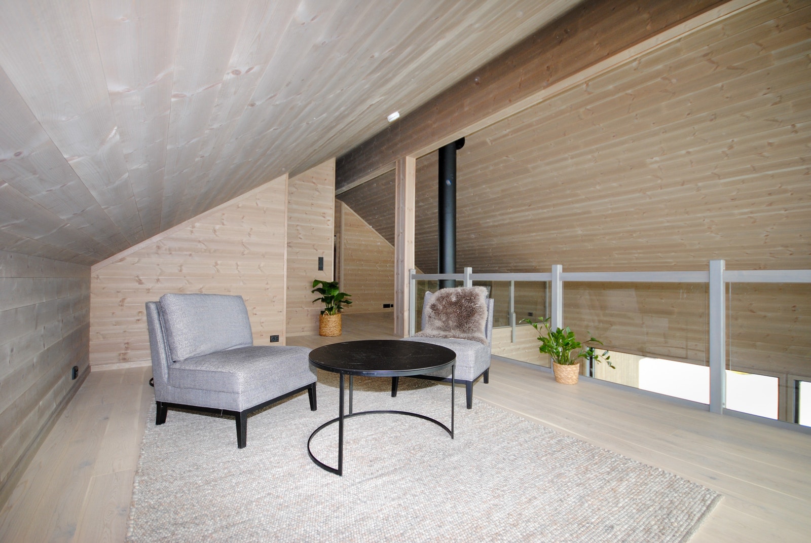 Ekstra hems over kjøkken som vist her ved sittegruppen leveres som tilvalg Galleribilde