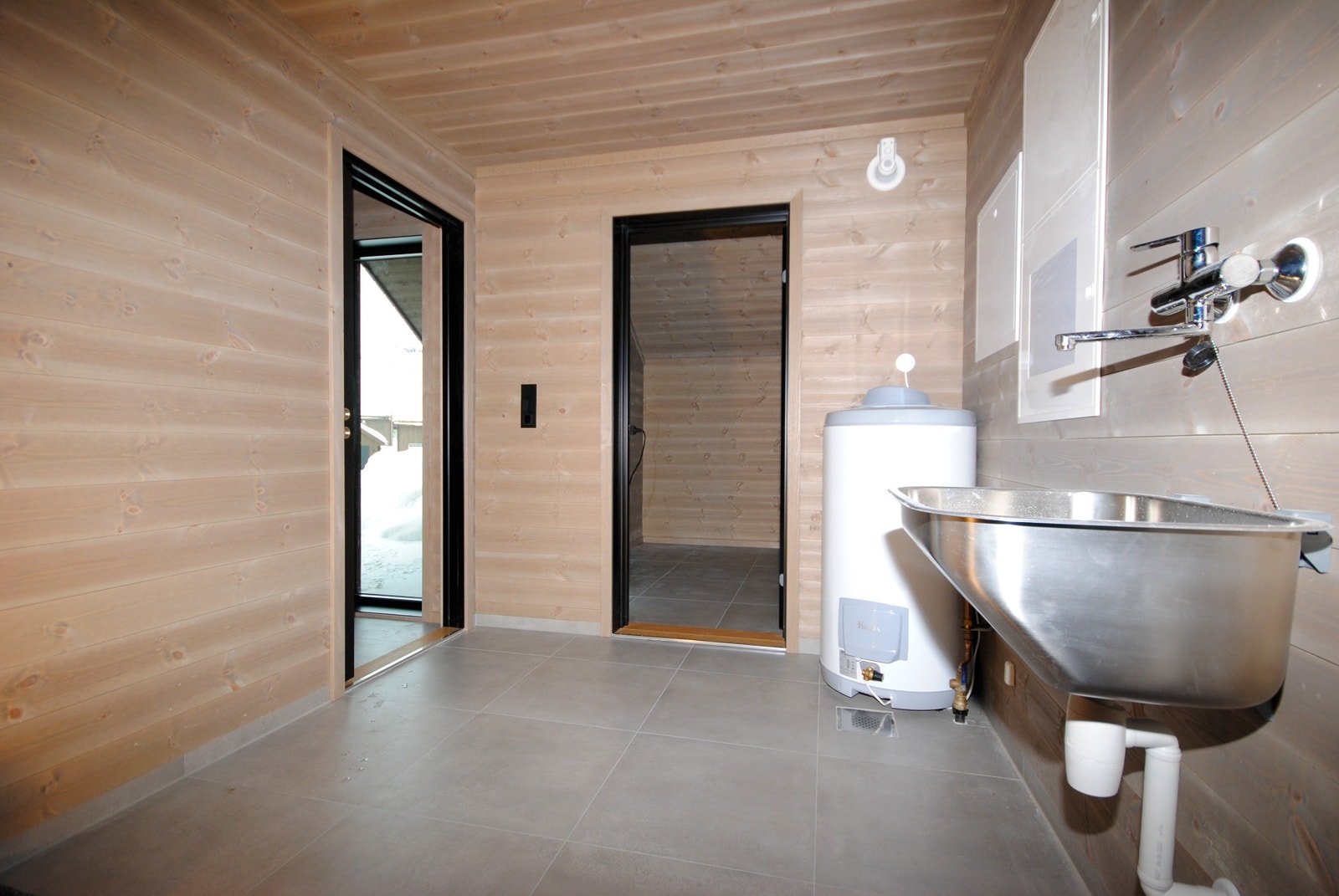 Vaskerom og skistall. Gode romløsninger for aktive dager i fjellet Galleribilde