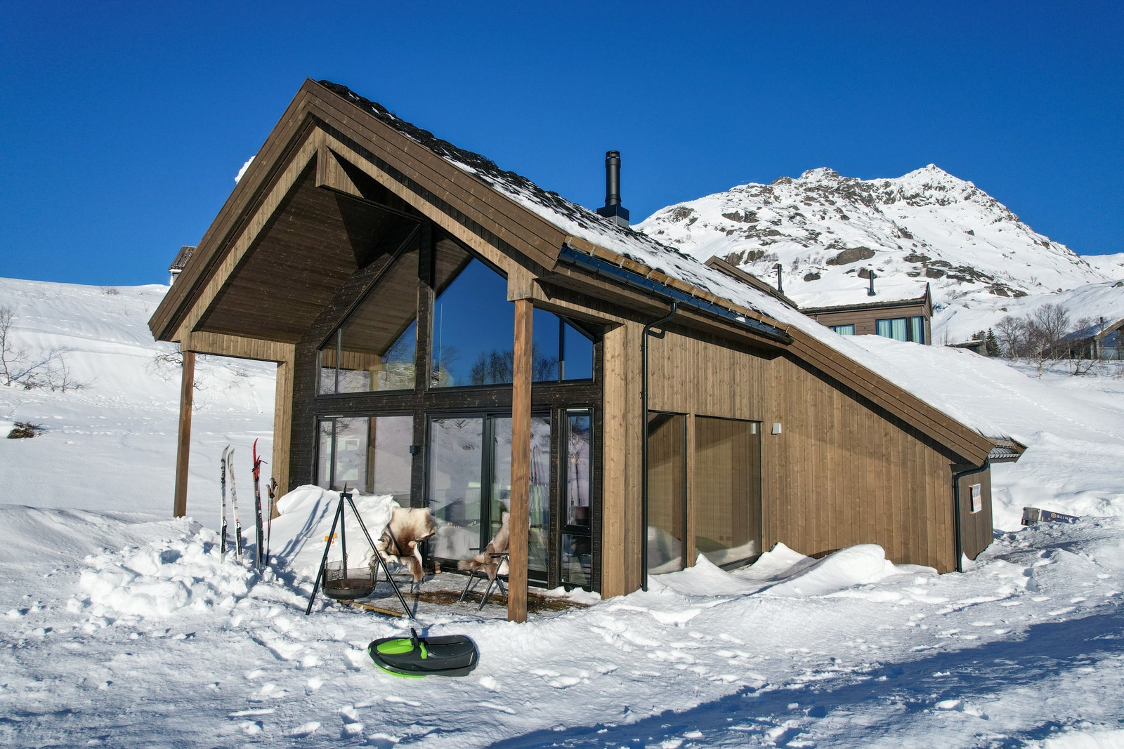 Familiehytte med skistall og praktisk planløsning for livet på fjellet Galleribilde