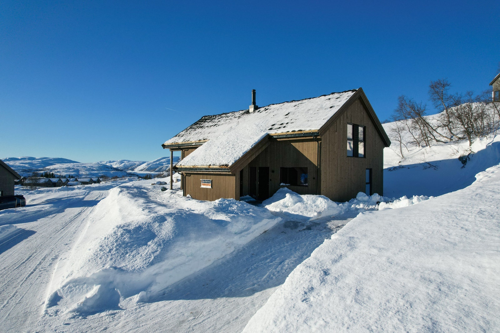 Gårdsrom med mulighet for garasje. Akebakke rett bak hytten Galleribilde