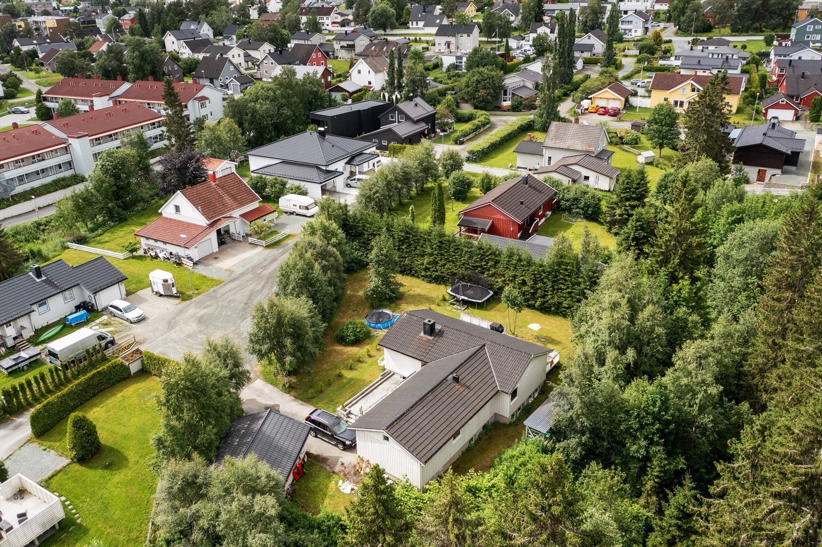 Tomten er forholdsvis flat og mulighet til å skreddersy sin egen boligdrøm med behagelige uterom Galleribilde