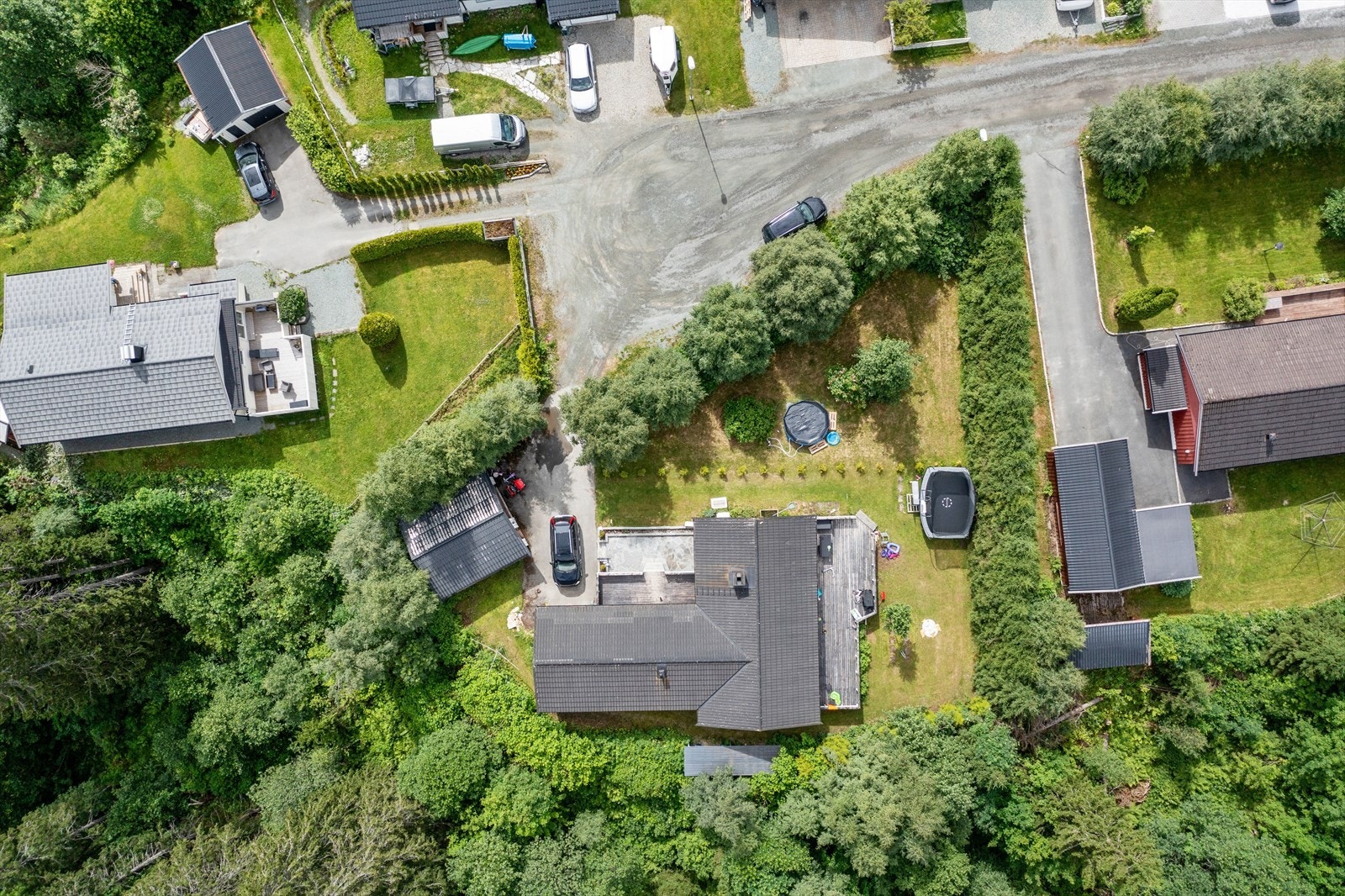 Det står en garasje på tomta som ble byggemeldt i 1999 Galleribilde