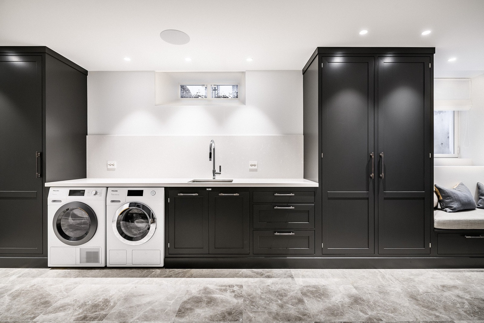 Praktisk vaskerom med rikelig av lagringsplass. Galleribilde