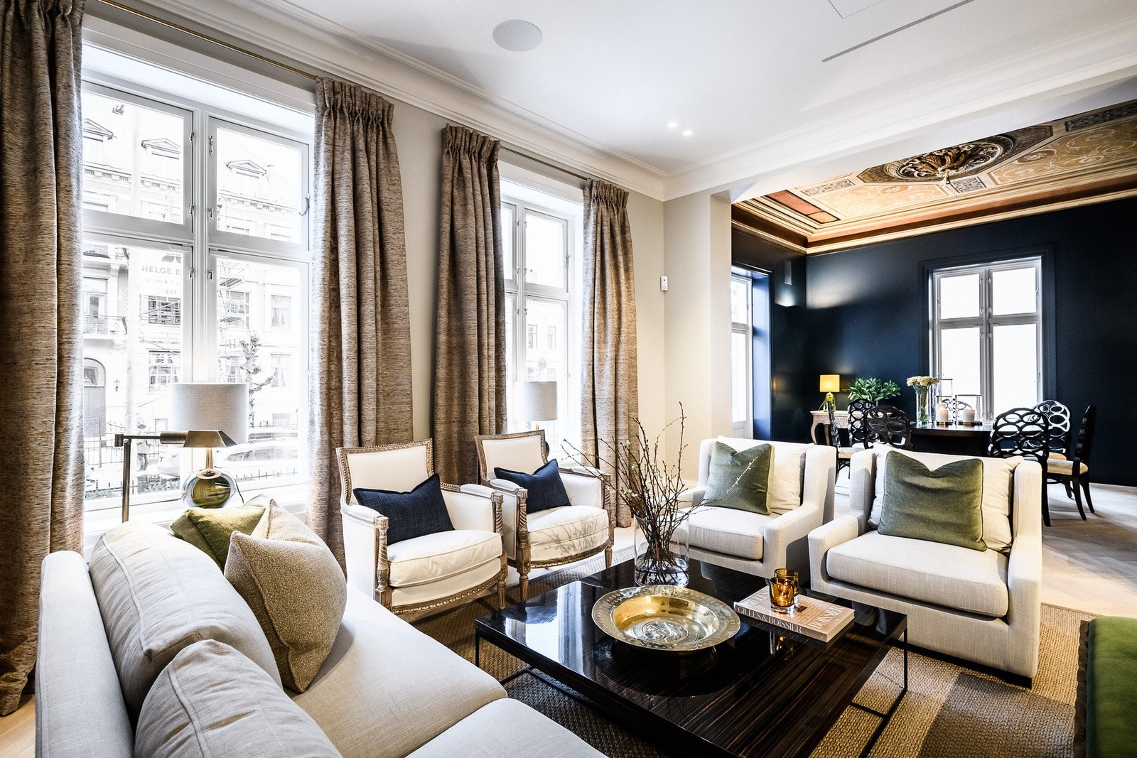 Lys og romslig stue med god plass for innredning og møblering. Galleribilde