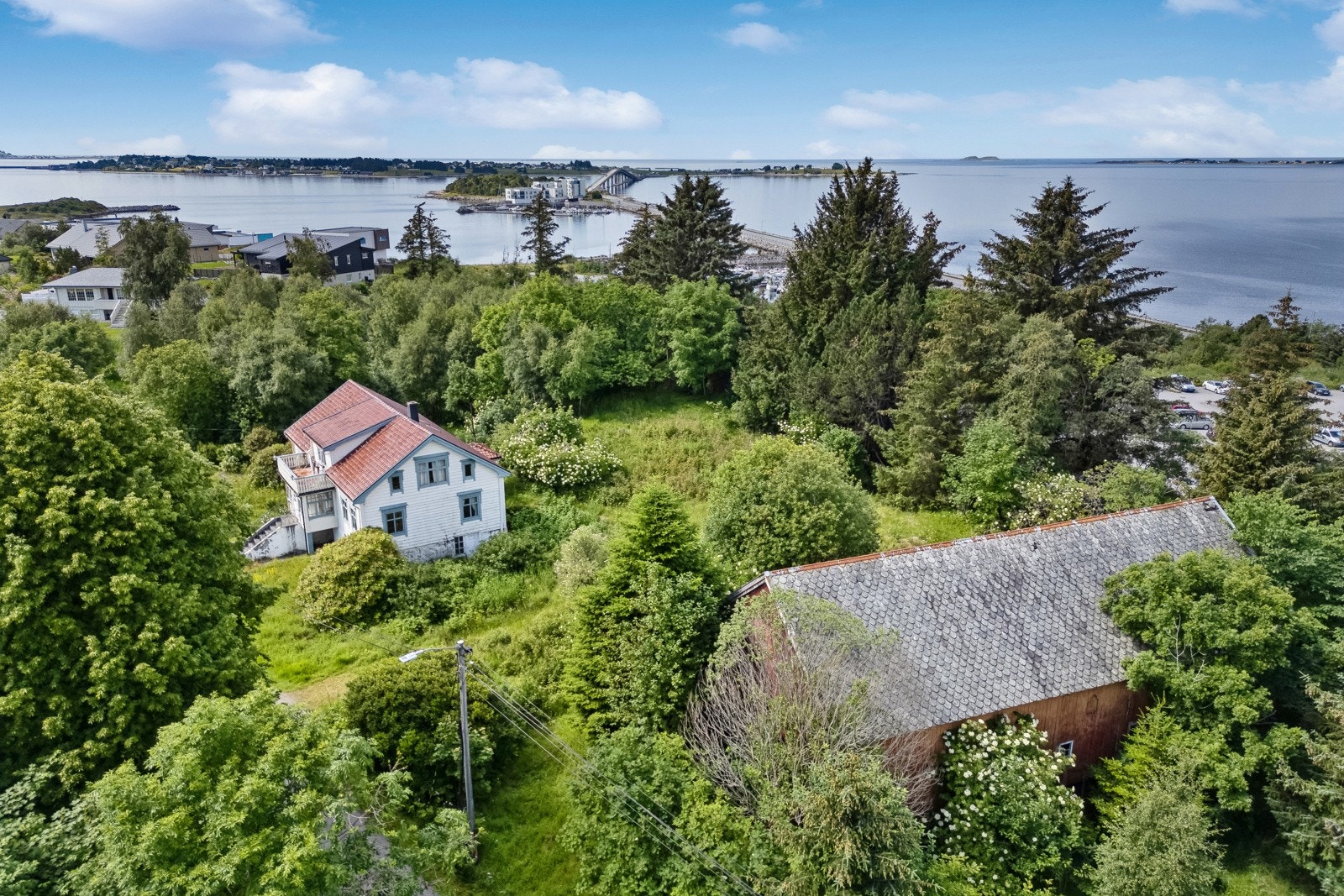 Velkommen til Ytterland 13 - en idyllisk og sjønær landbrukseiendom med sentral beliggenhet på Ytterland, Valderøya. Galleribilde
