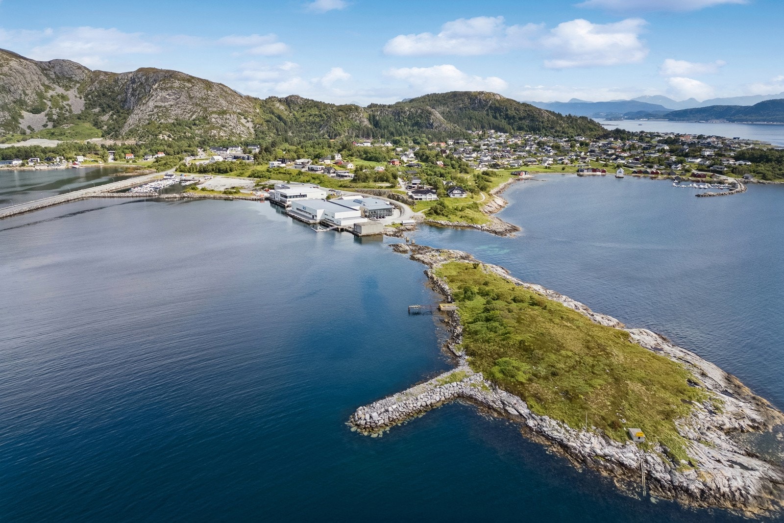 Flere av de ulike teigene ligger sjønært til - Galleribilde