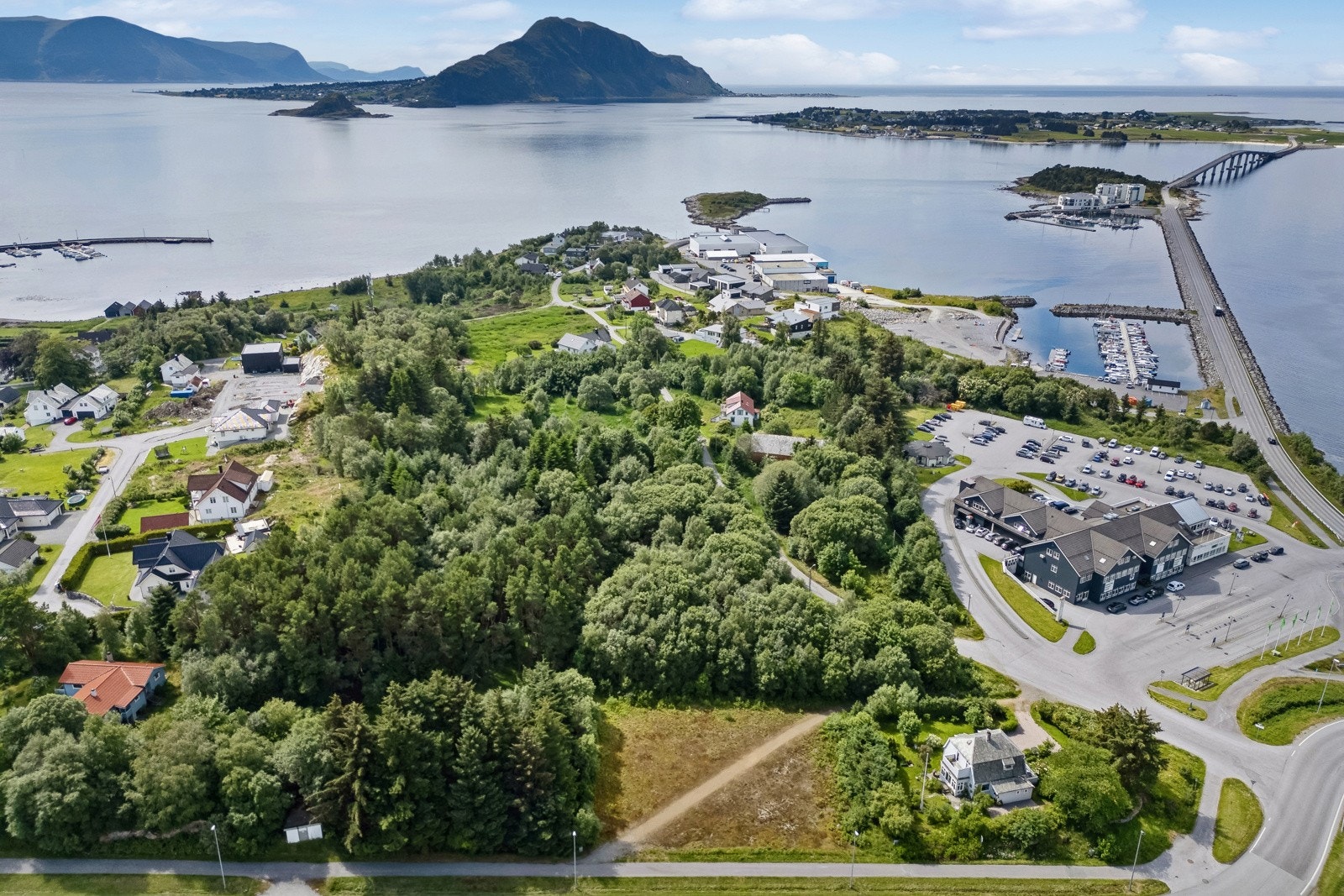 Dette er en eiendom med et stort potensiale, med en fantasstisk beliggenhet på en stor og solrik tomt - et prosjekt for den som ønsker å skape seg sitt drømmehjem i landlige omgivelser. Galleribilde