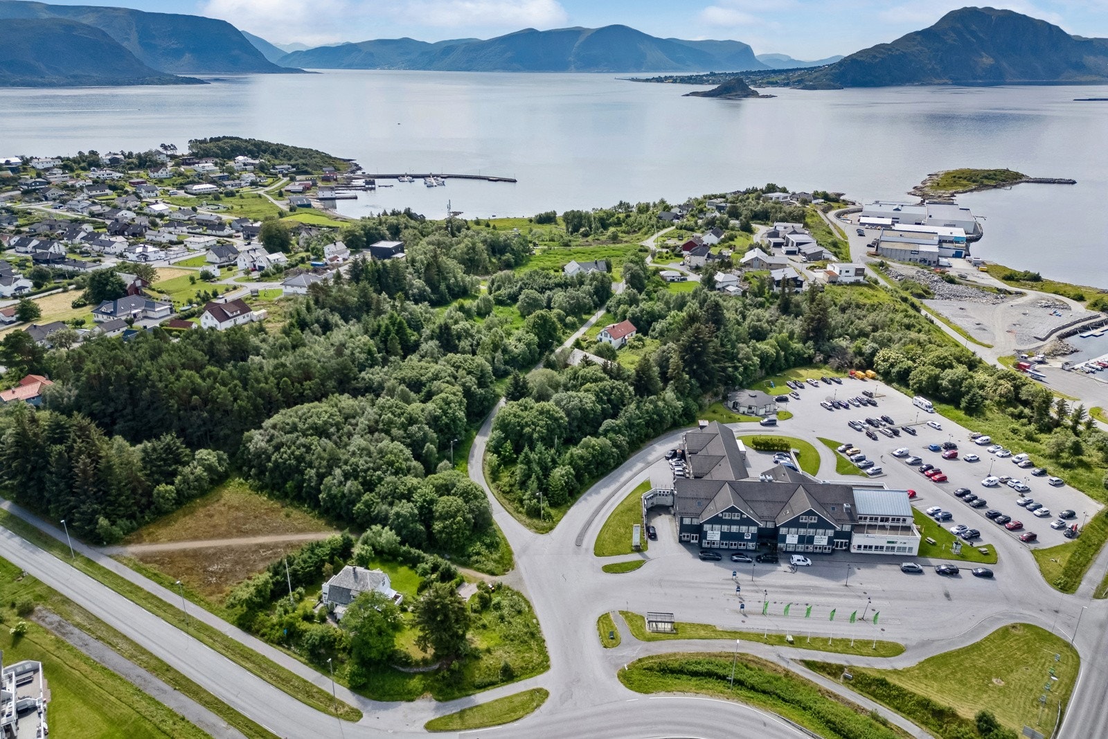 Fra eiendommen har man gangavstand til alt man trenger i det daglige, som dagligvarebutikk, kollektivtransport, skoler og barnehager. Galleribilde