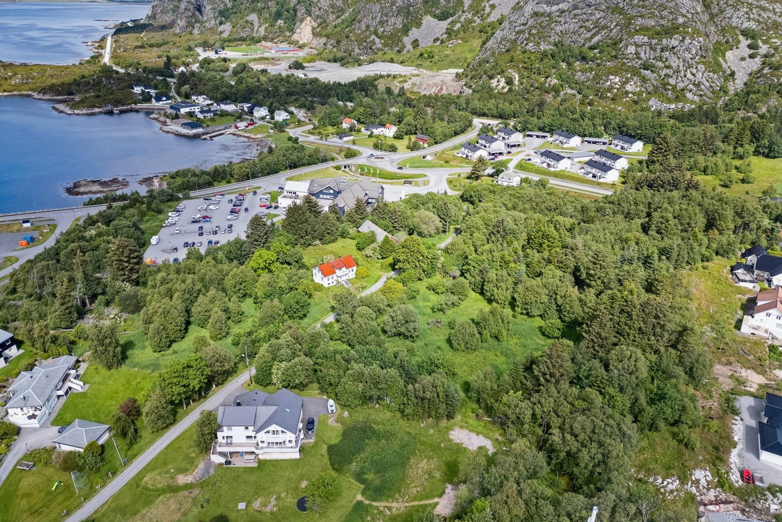 Dette er en enebolig med tilhørende tomteareal med mye potensial, for den som er villig til å brette opp ermene for å skape seg drømmeeiendommen. Galleribilde