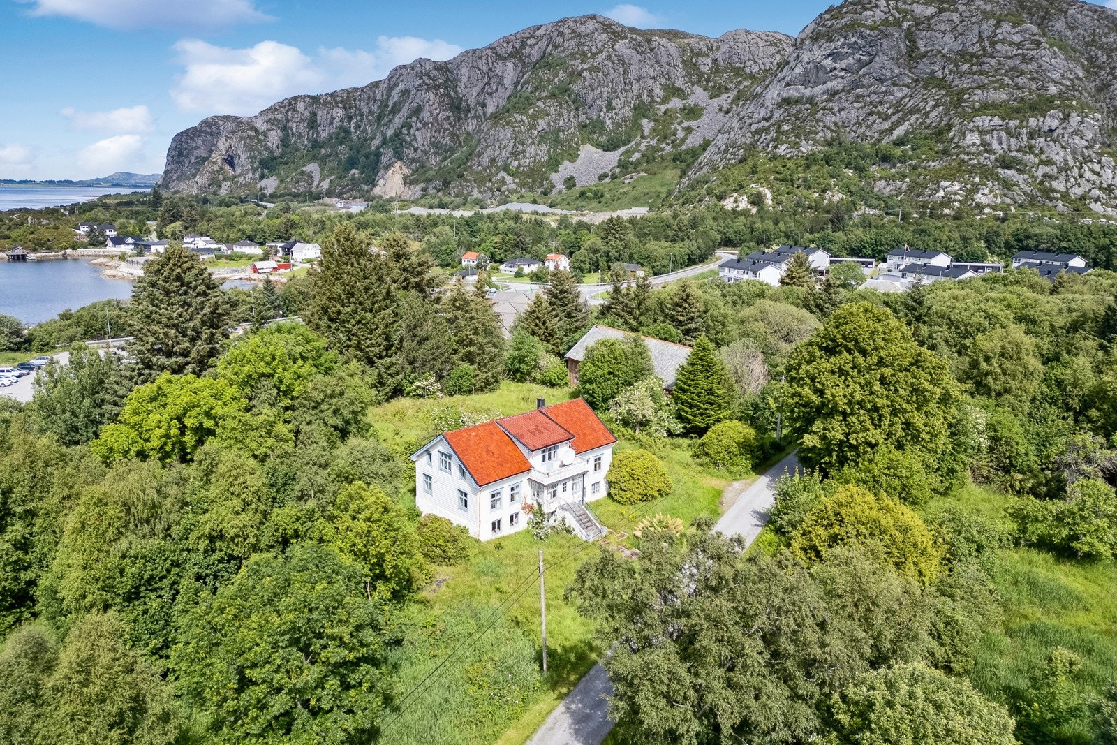Eiendommen er bestående av en enebolig og løe på hovedbruket - disse står for renovering/riving. Galleribilde