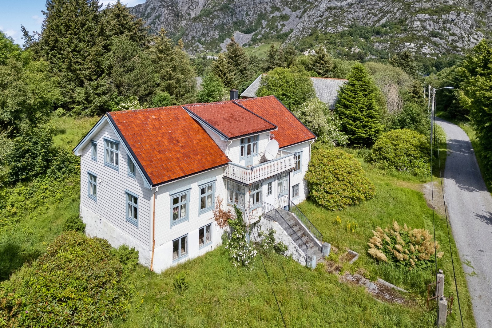 Eneboligen ble oppført i 1890 (modernisert i 1970) og går over tre plan. Galleribilde