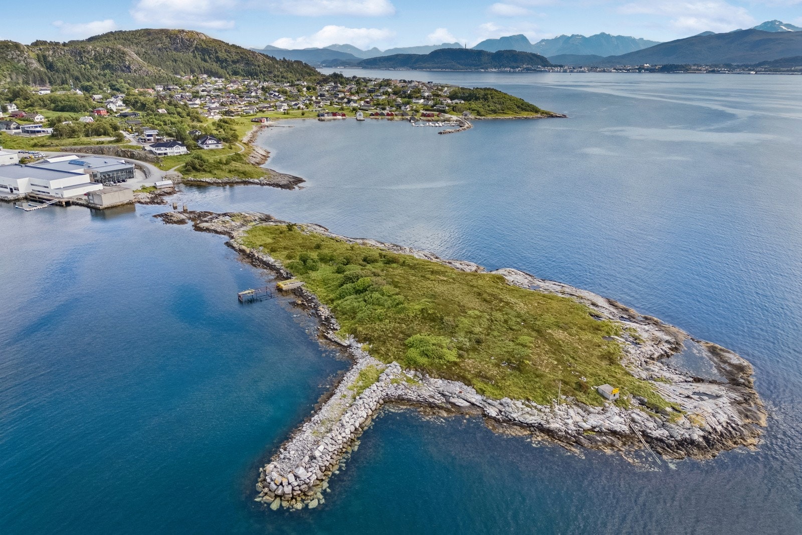 Dronebilde fra nærområdet og teiger. Galleribilde