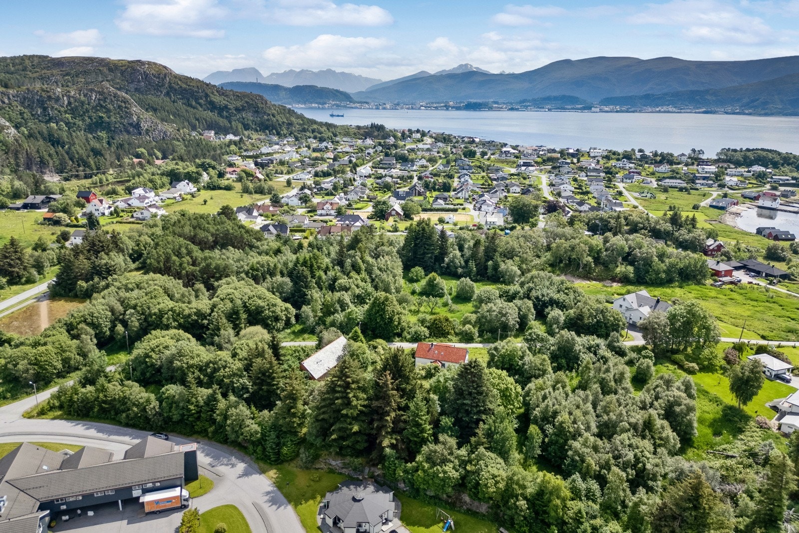 Fra eiendommen har man gode sol- og utsiktsforhold, med en sjønær plassering i et naturskjønt og landlig boligområde. Galleribilde