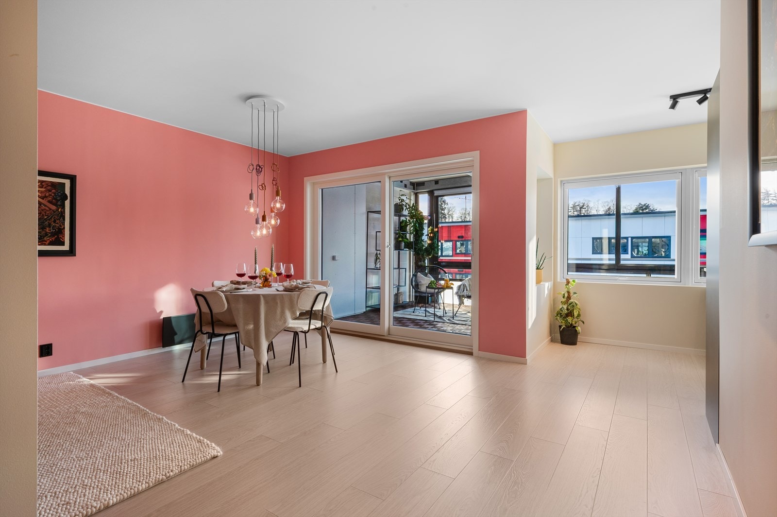 - De generøse vindusflatene sørger for rikelig med verdifullt lysinnslipp, og bidrar til en luftig romfølelse - Galleribilde