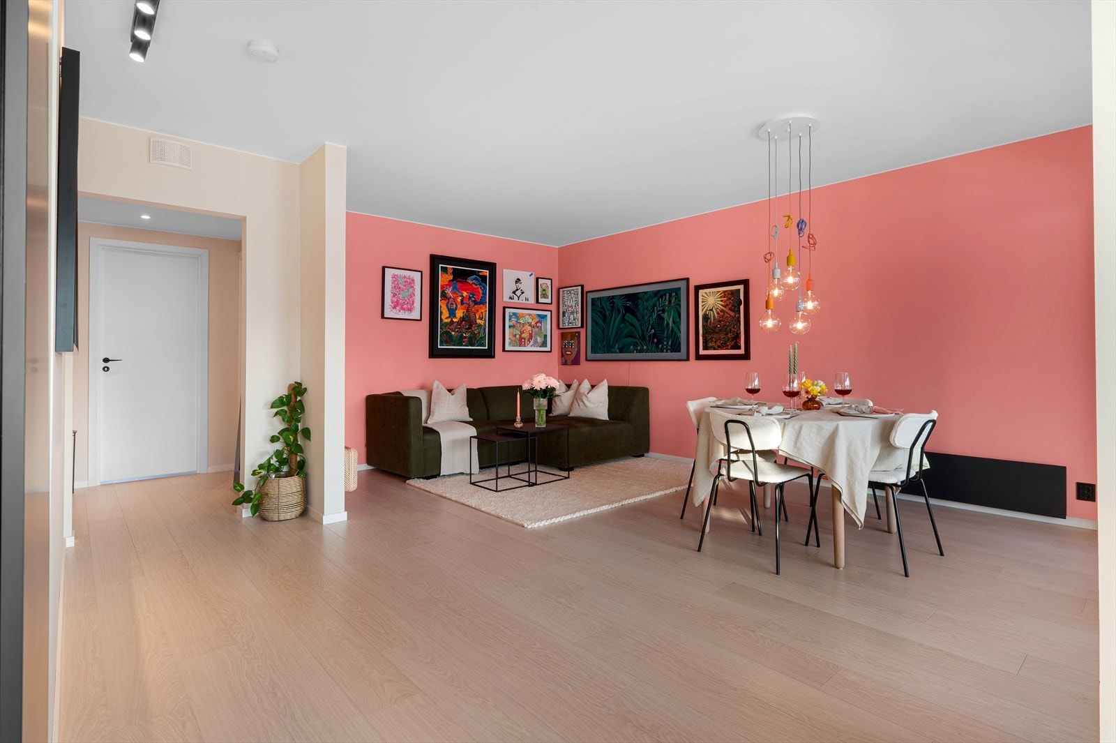 - Leiligheten har balansert ventilasjon med varmegjennvinning, noe som bidrar til bedre luftkvalitet, innemiljø og energieffektivitet - Galleribilde