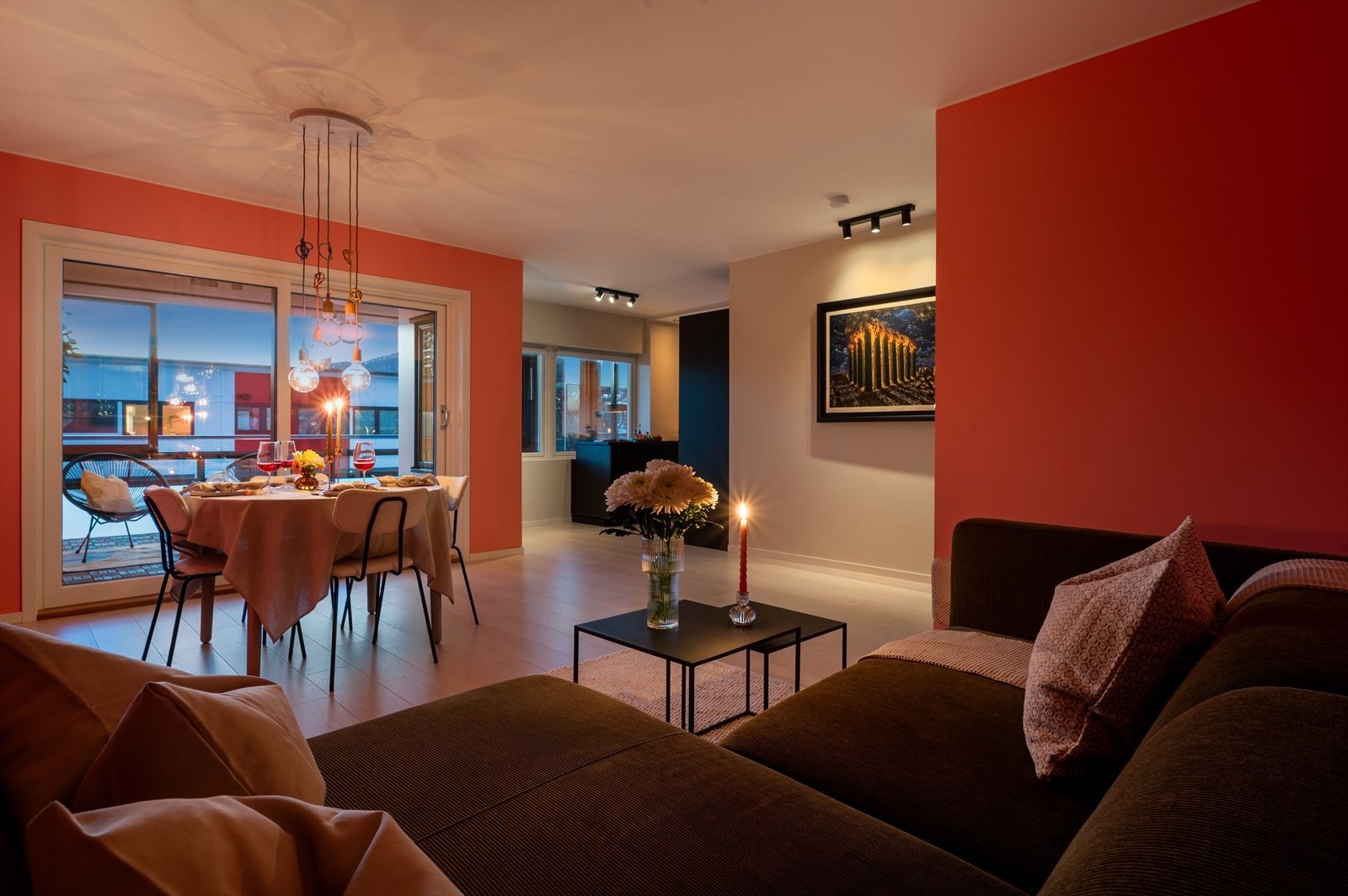 - Innvendig holder leiligheten en gjennomgående god standard med moderne kvaliteter - Galleribilde