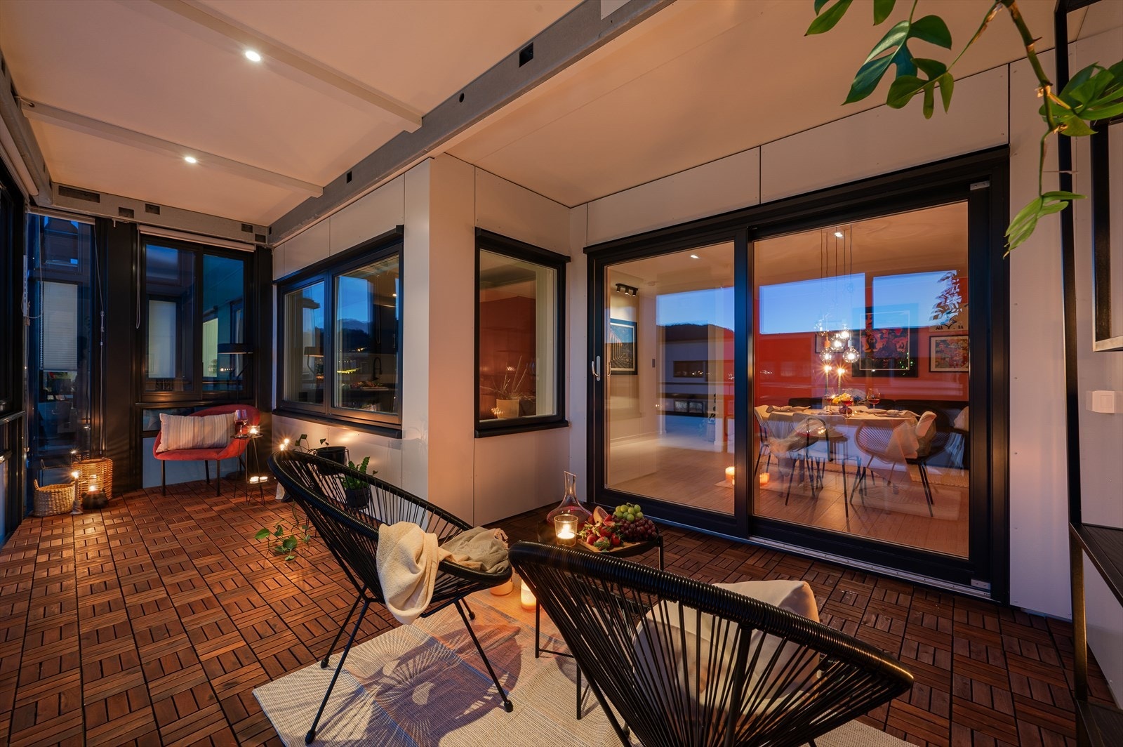 - Det at balkongen er innglasset gjør bruksmulighetene betraktelig større, og den kan nytes uansett årstid - Galleribilde