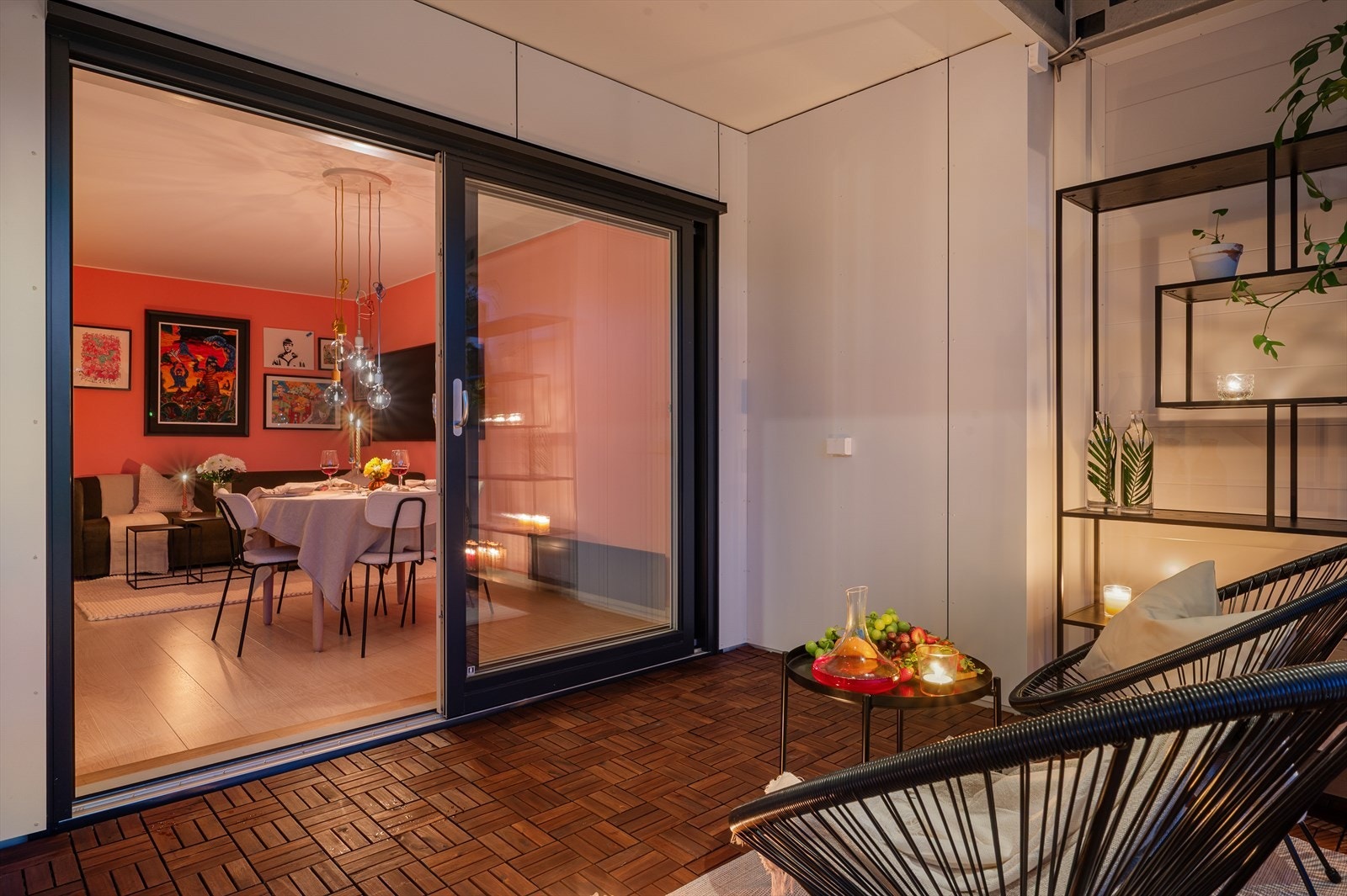 - Direkte tilkomst via skyvedører bidrar til at balkongen blir som en forlengelse av stuen - Galleribilde