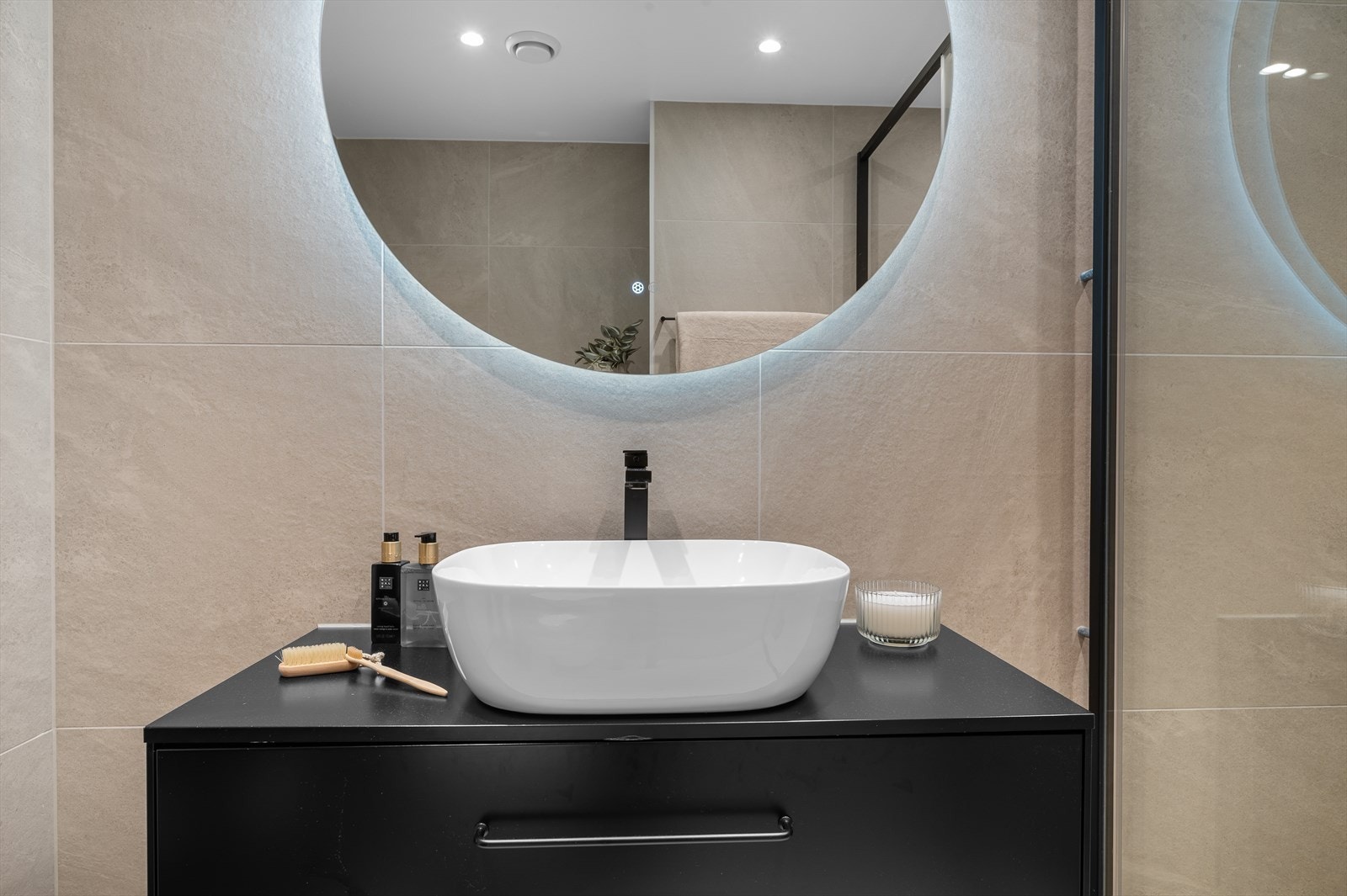 - Innredet med servantmøbel, speil med integrert belysning, vegghengt toalett og dusjhjørne med skyvedør i glass - Galleribilde