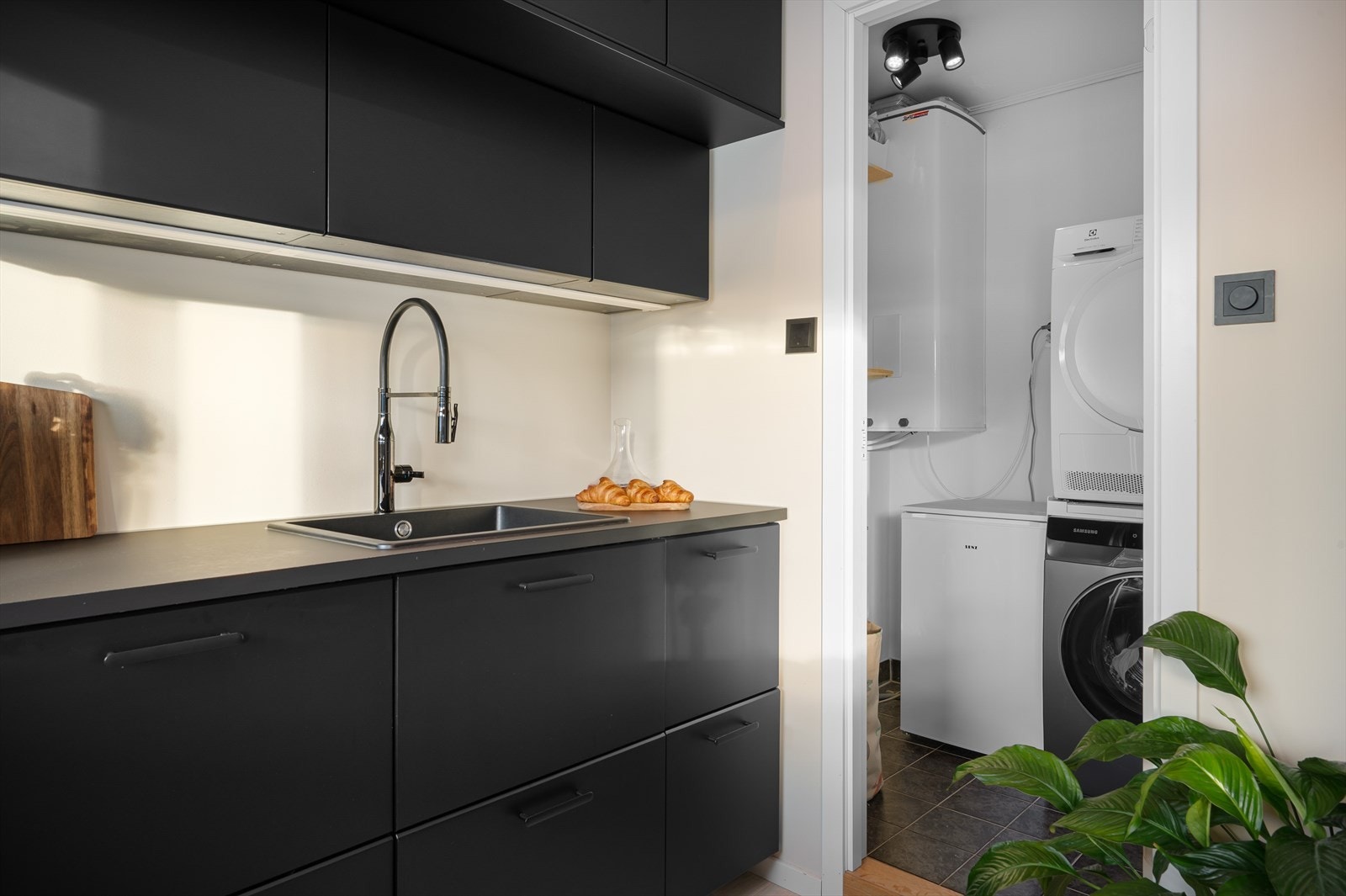 - Fra kjøkkenet er det direkte tilkomst til vaskerom med opplegg for både vaskemaskin og tørketrommel. Merk at du også har plass til en ekstra fryser - Galleribilde
