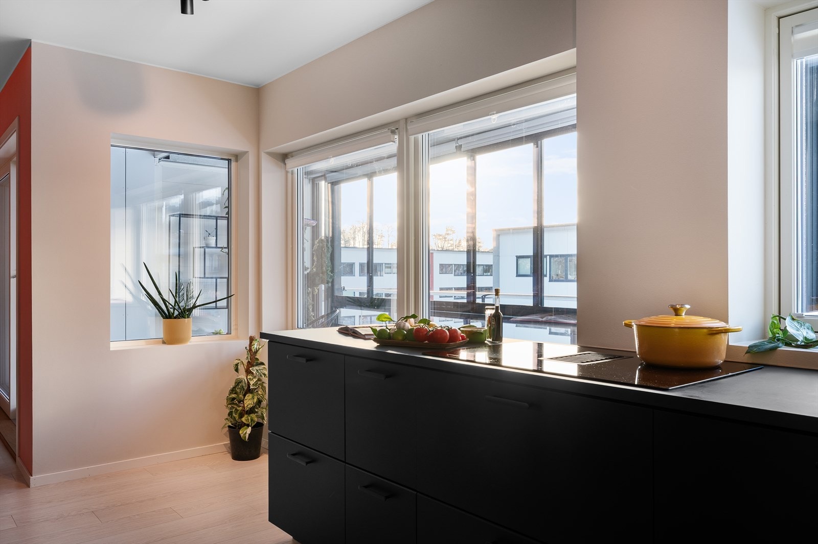 - Merk listefri overgang mellom vegger og tak, noe som sørger for et sømløst og moderne uttrykk - Galleribilde