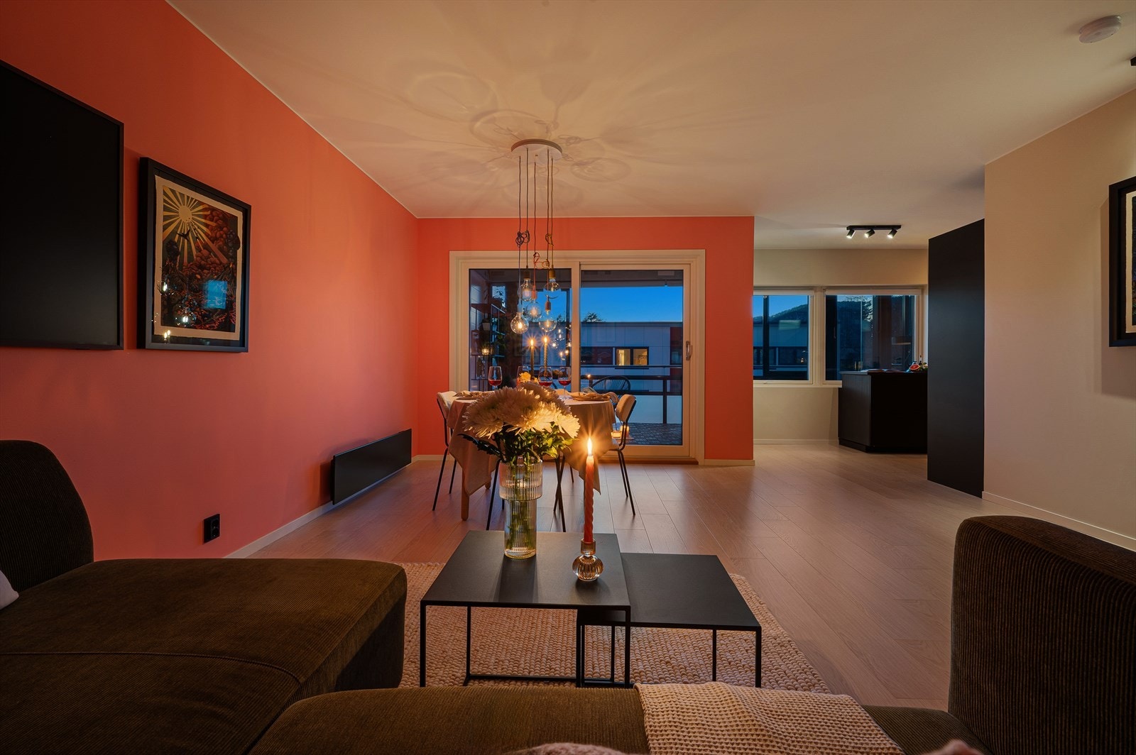 - Leiligheten har et BRA-i på 74m² og inneholder stue/kjøkken, 2 soverom, bad, vaskerom og entré/gang - Galleribilde