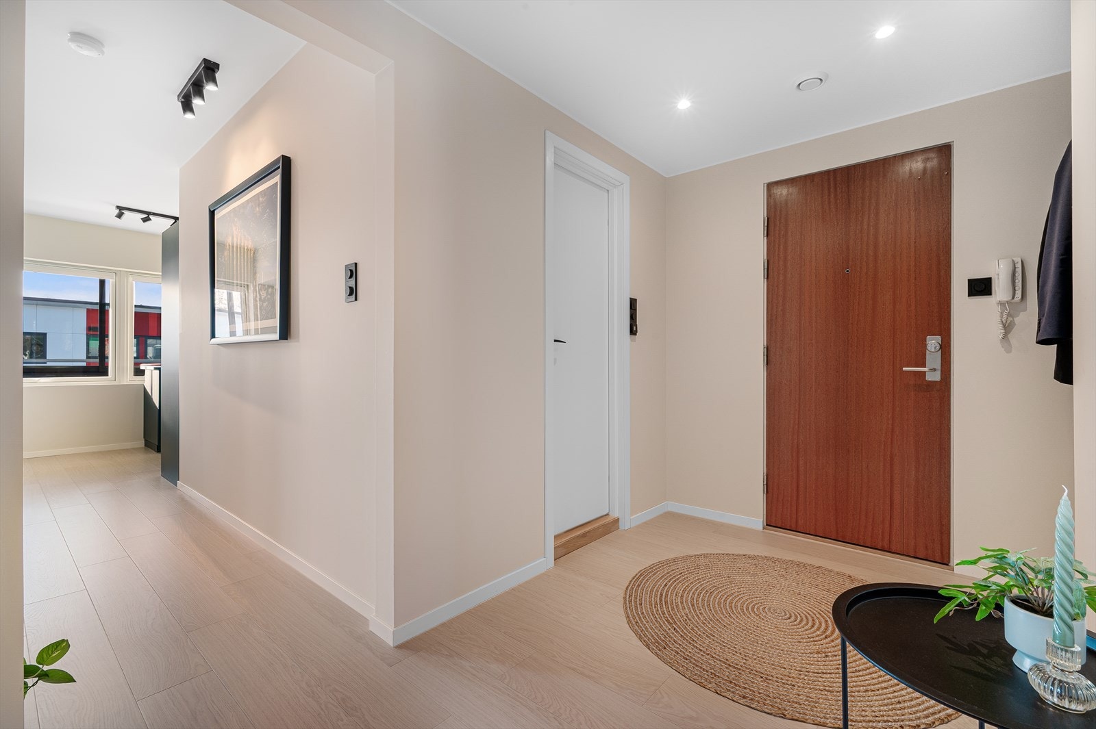 - Entréen er lys og innbydende, og gir et flott og representativt førsteinntrykk av boligen. God plass til ønsket oppbevaringsløsning - Galleribilde