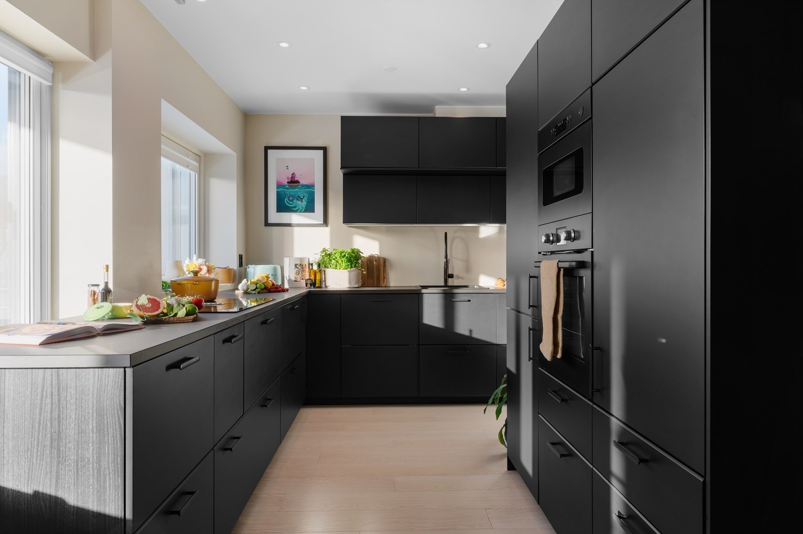 - Ny eier får gleden av integrert stekeovn, platetopp med induksjon, oppvaskmaskin, mikrobølgeovn og kjøle-/fryseskap - Galleribilde