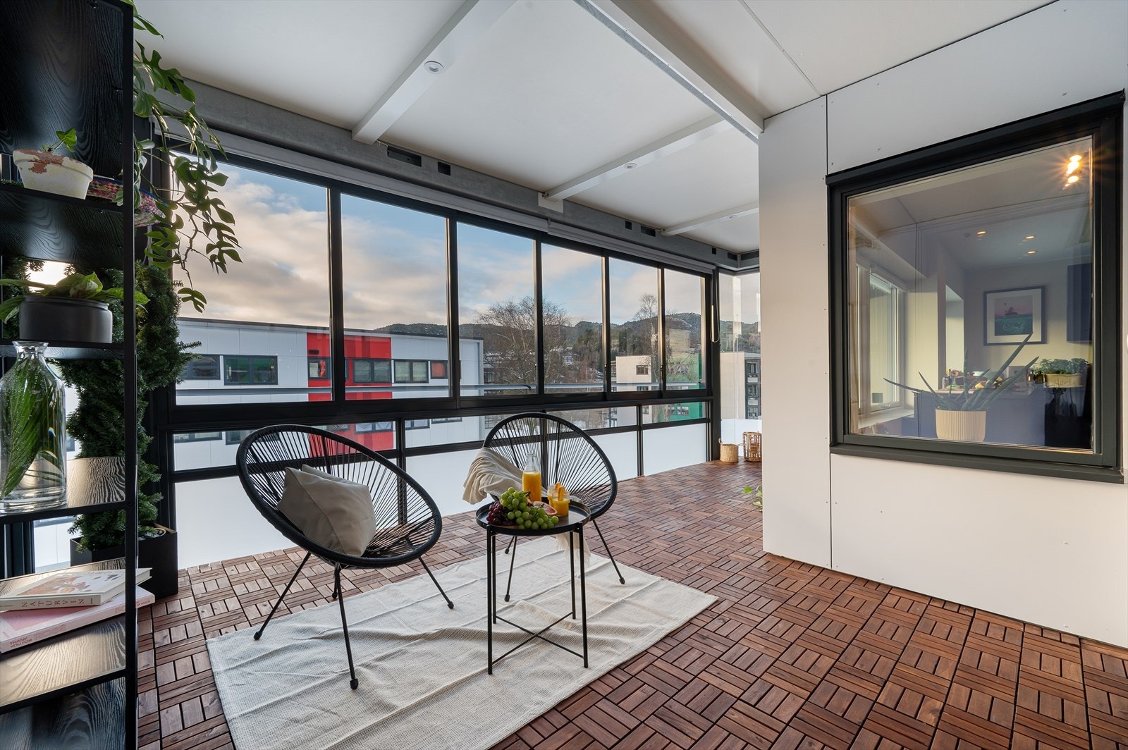 - Balkongen er svært romslig med god plass til ønsket utemøblement i ulike soner - Galleribilde