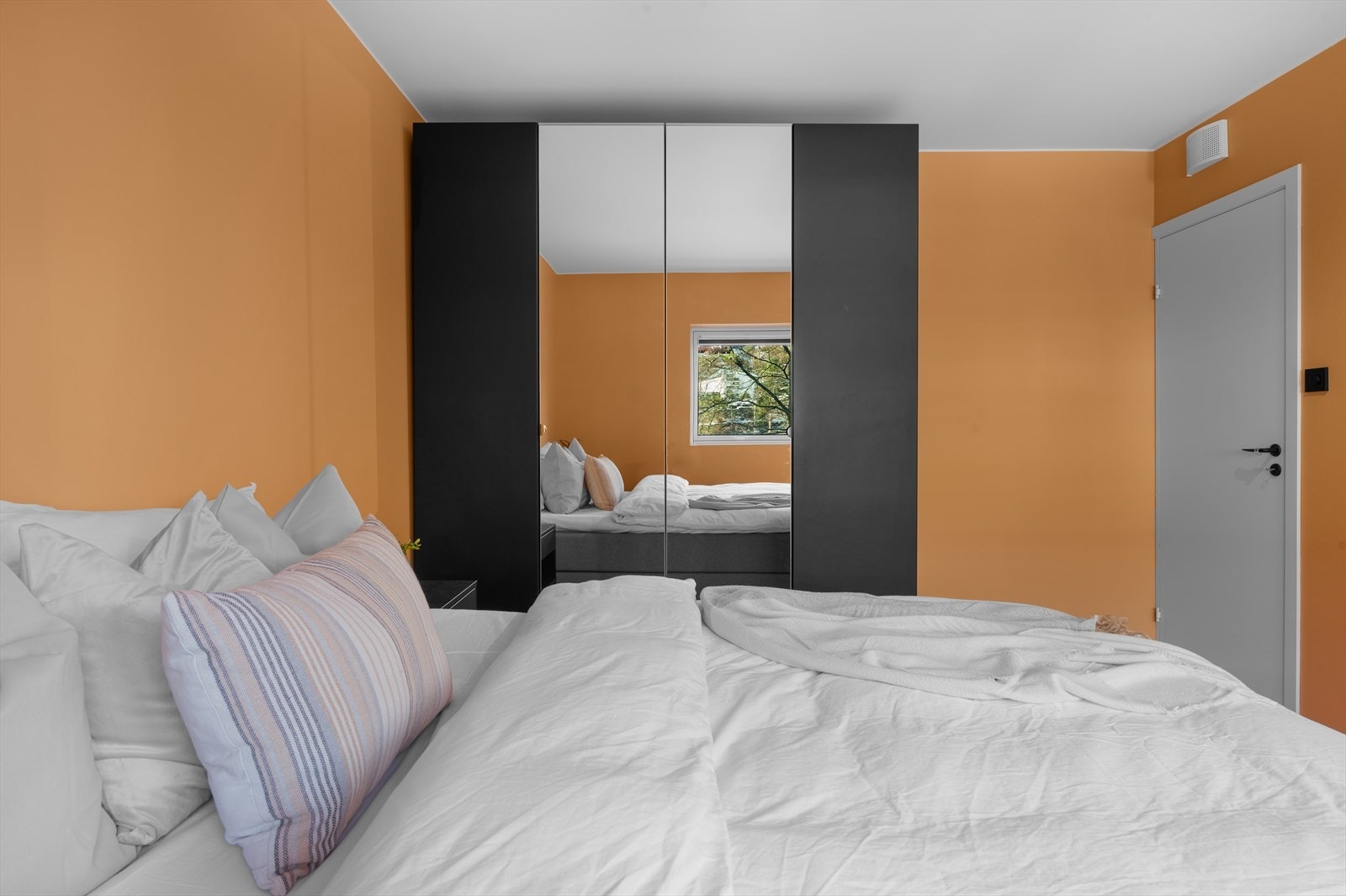 - Merk medfølgende garderobeskap - Galleribilde