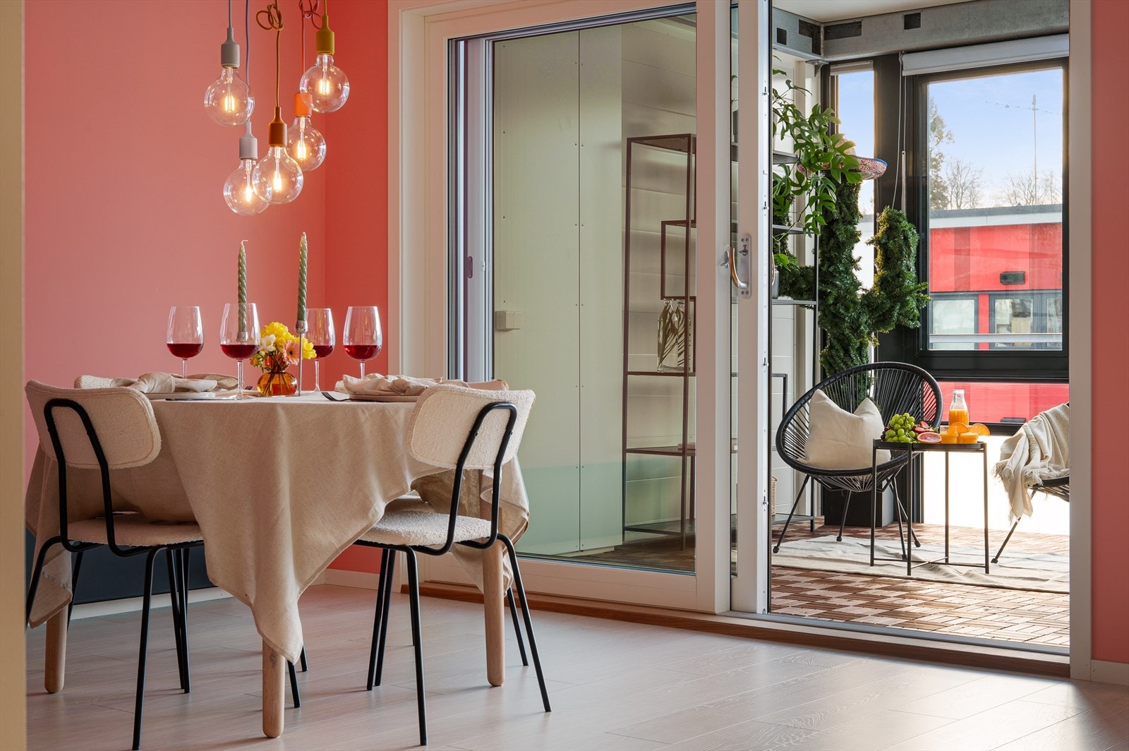 - Gjennomgående lik én-stavs laminat på gulv sørger for et nydelig helhetsinntrykk og en rød tråd gjennom hele boligen - Galleribilde