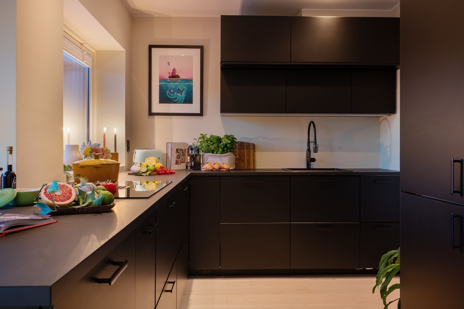 - Innredning med slette fronter og benkeplate av laminat - Galleribilde