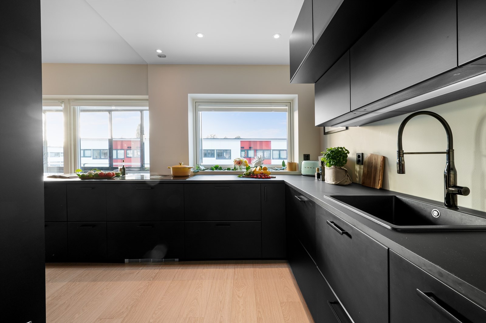 - Kjøkkenet er romslig med rikelig med skap- og benkeplass til glede for kokken - Galleribilde