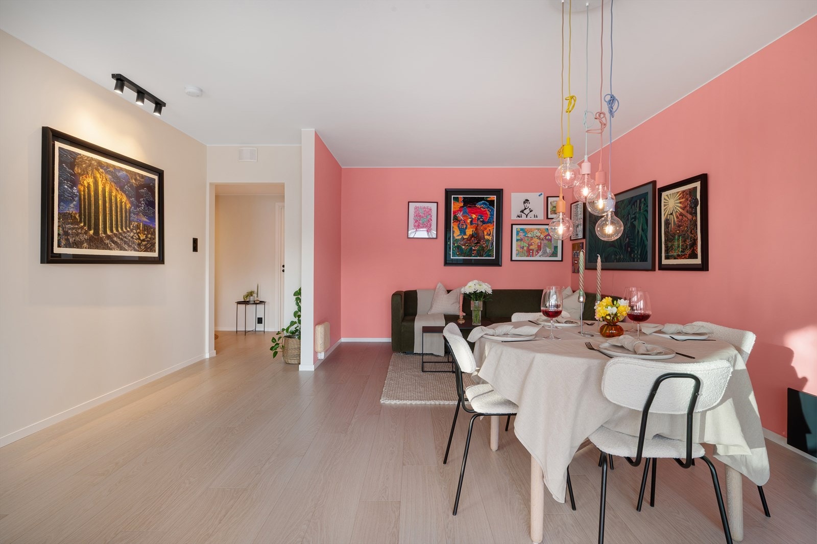 - - Stue/kjøkken måler til sammen 33,9m². Den praktiske løsningen bidrar til at du har god plass til sofagruppe samt spisebord i naturlig tilknytning til kjøkkenet - Galleribilde