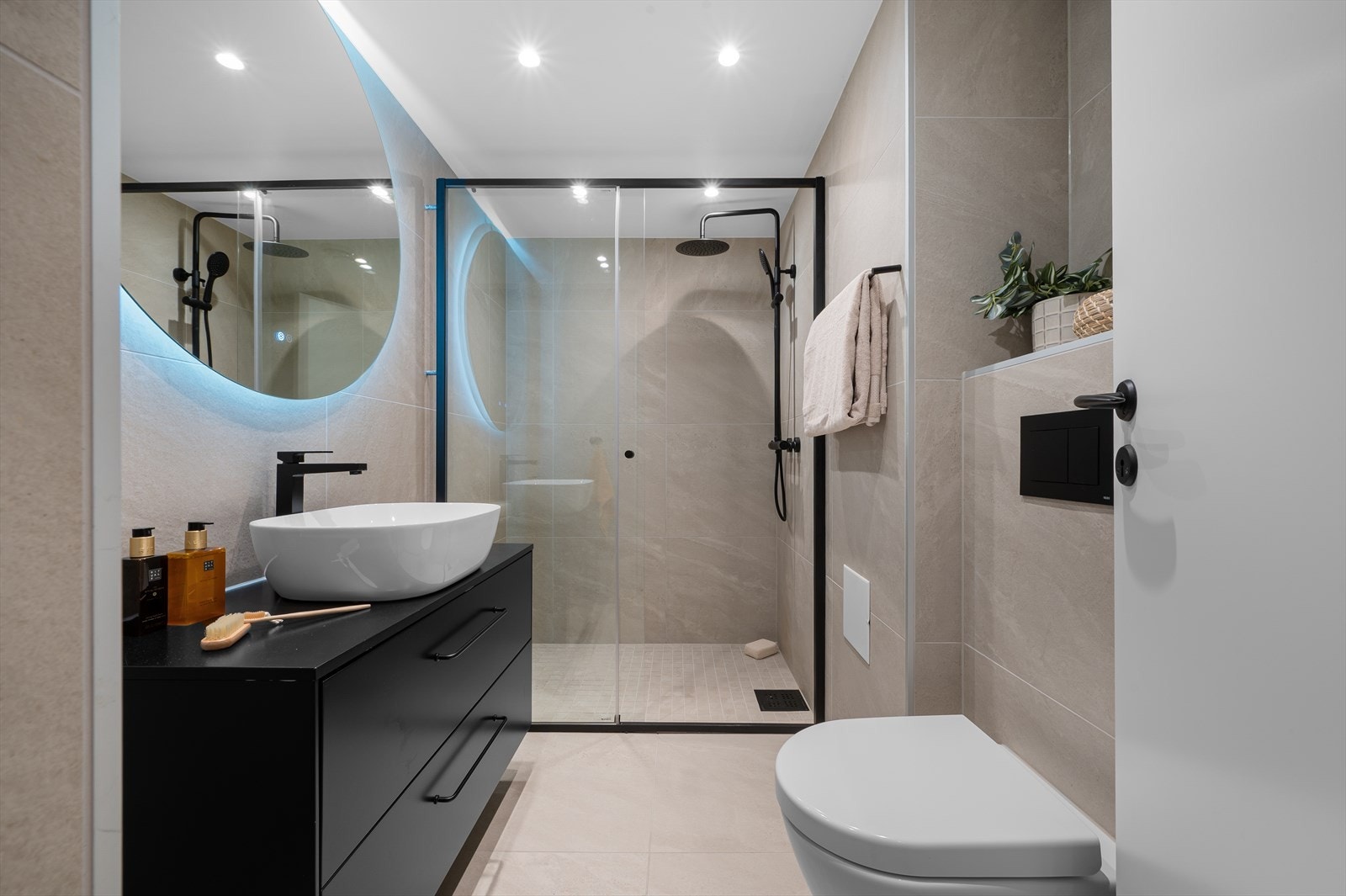 - Lekkert, helfliset baderom med behagelig varme i gulv - Galleribilde